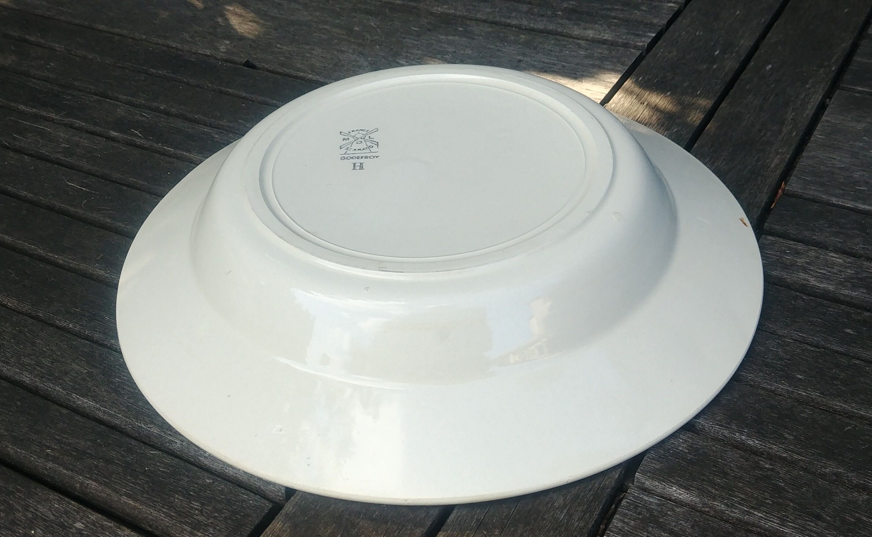 Hollow serving dish of the faiencerie Saint Amand ML model Godefroy