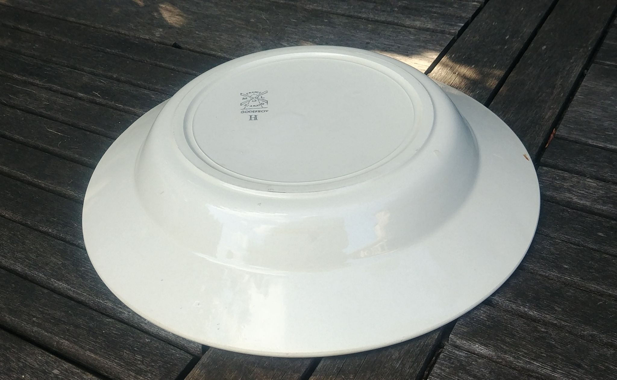 Hollow serving dish of the faiencerie Saint Amand ML model Godefroy