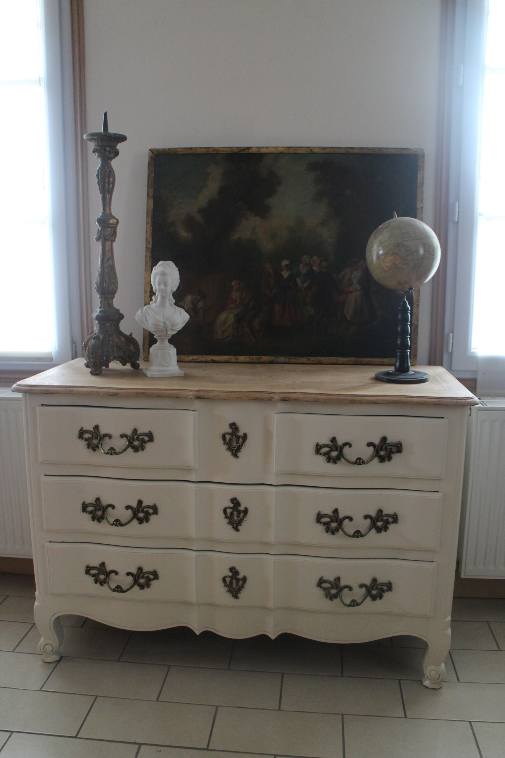 Chest of drawers crossbow