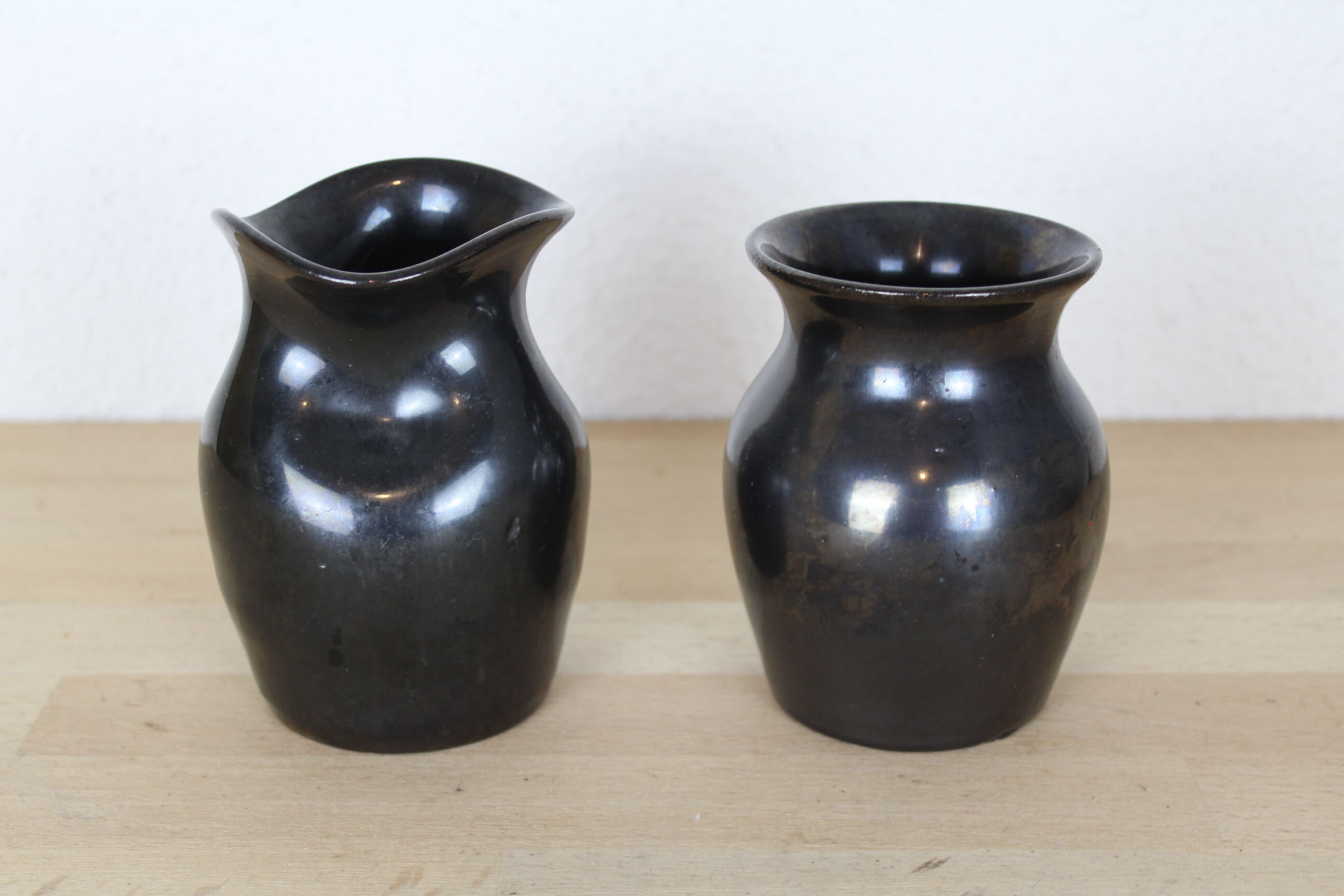 Paire de vases en céramique noire, Gwenn Pottery