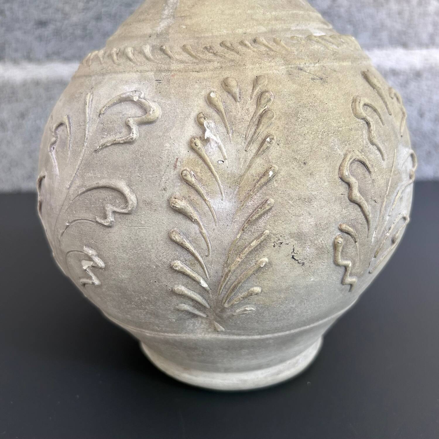 Raw vase with acanthus decoration