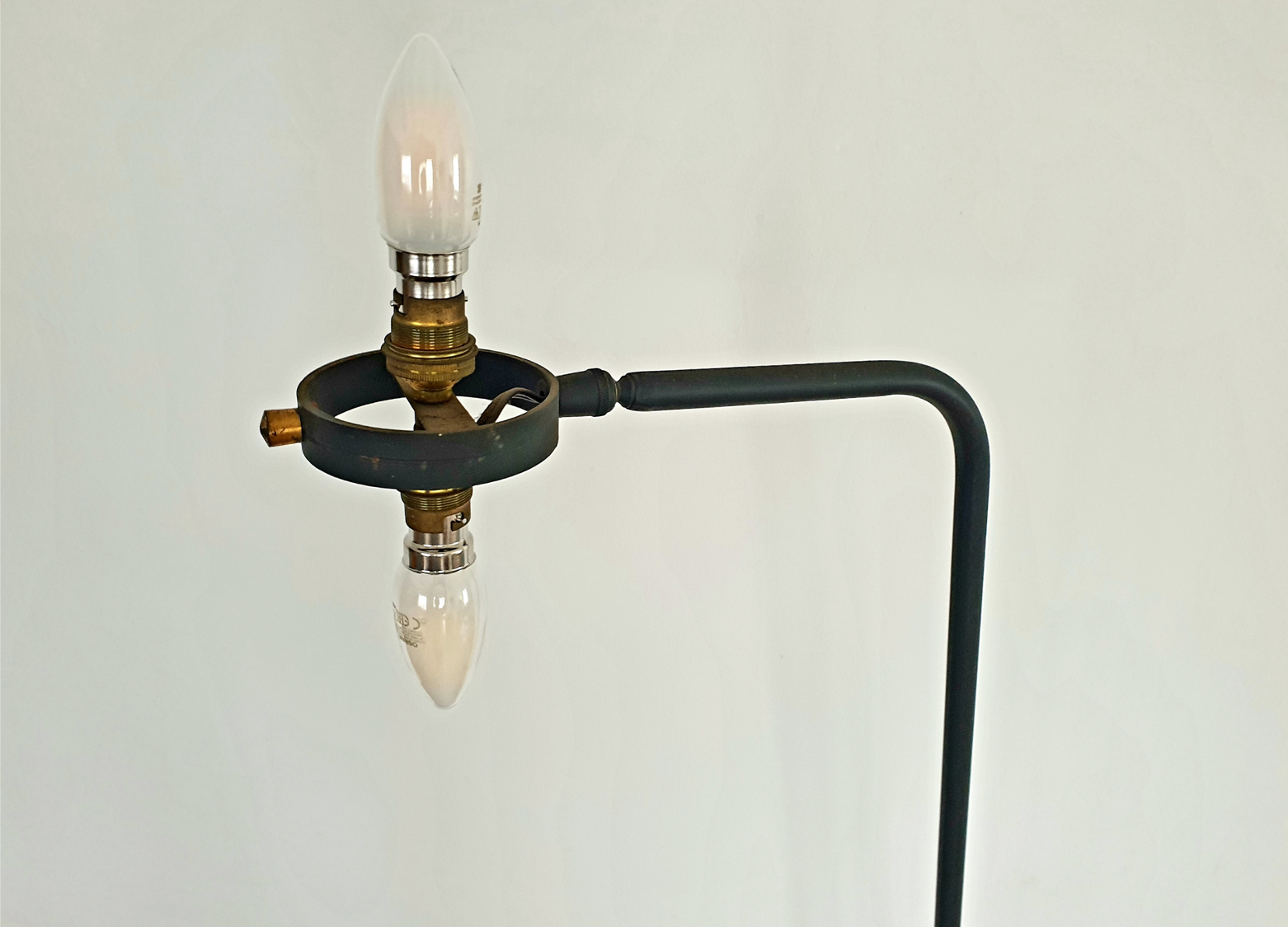 Lampadaire tripode mid-century avec tablette en metal perforé