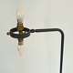 Lampadaire tripode mid-century avec tablette en metal perforé