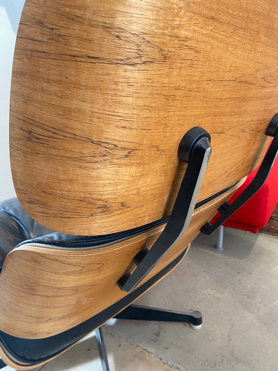 Eames lounge chair and ottoman Mobilier International