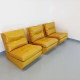 Suite de 3 chauffeuses Roche Bobois vintage en cuir jaune moutarde années 70