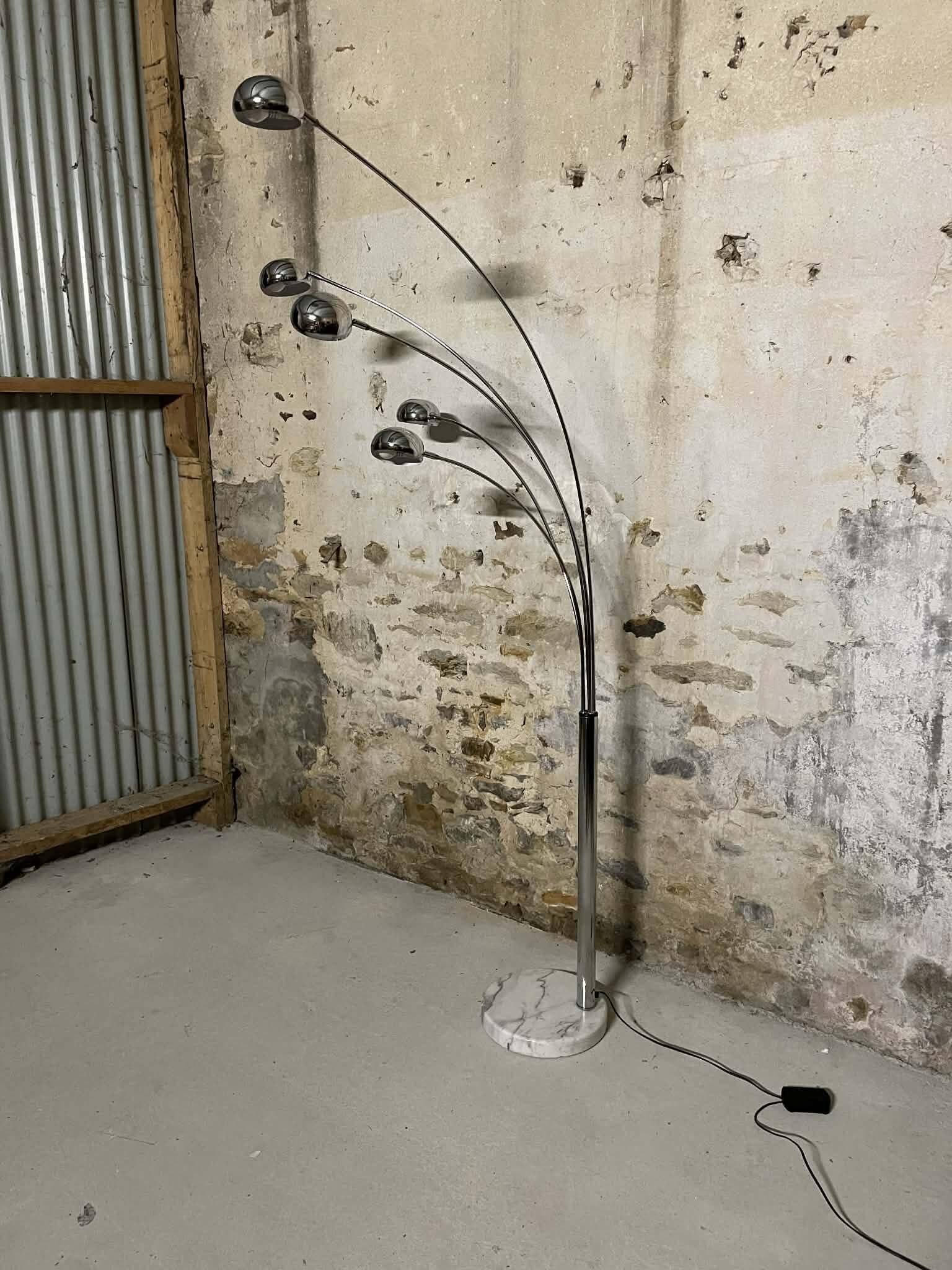 Vintage 5-branch floor lamp in chrome and marble – 1970s arc style
