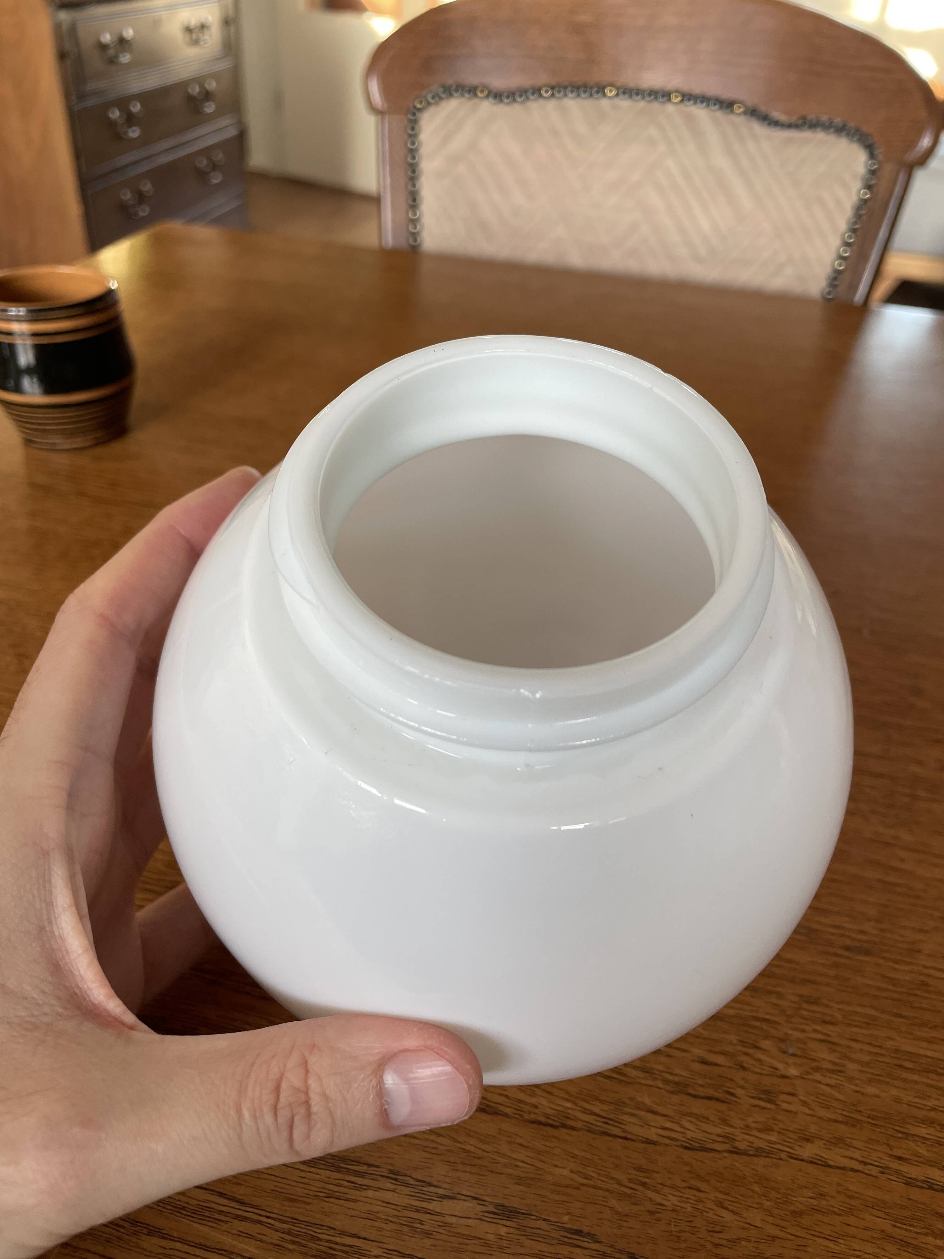 Plafonnier sphérique en verre opalin, abat-jour en verre opale de 7,5 cm de diamètre.