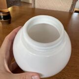 Plafonnier sphérique en verre opalin, abat-jour en verre opale de 7,5 cm de diamètre.