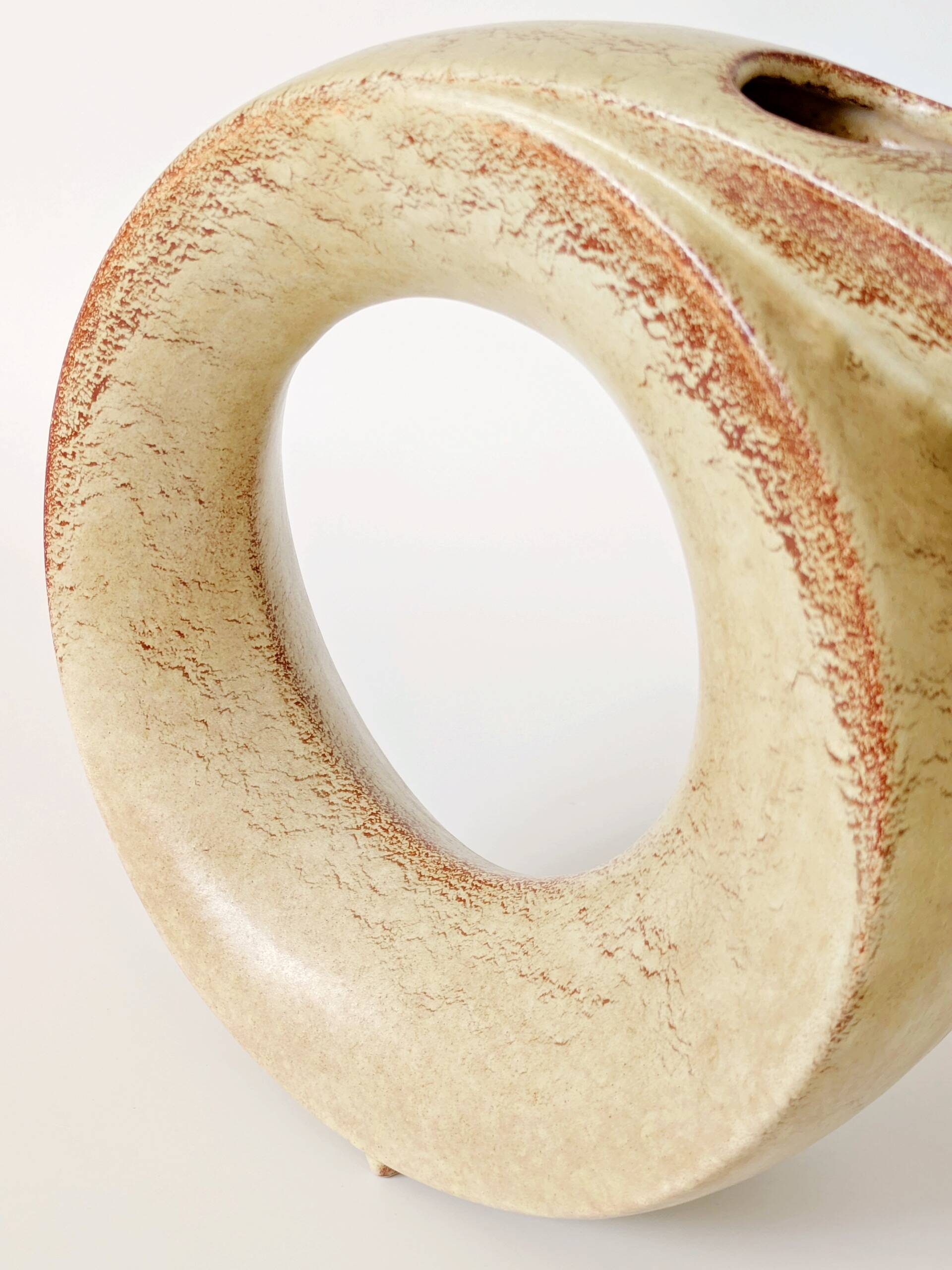 Vase sculptural Bertoncello, céramique italienne tabac, années 60