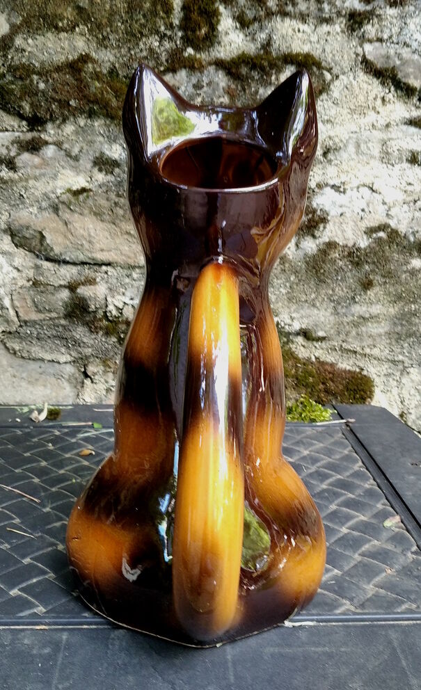 Zoomorphic pitcher cat
