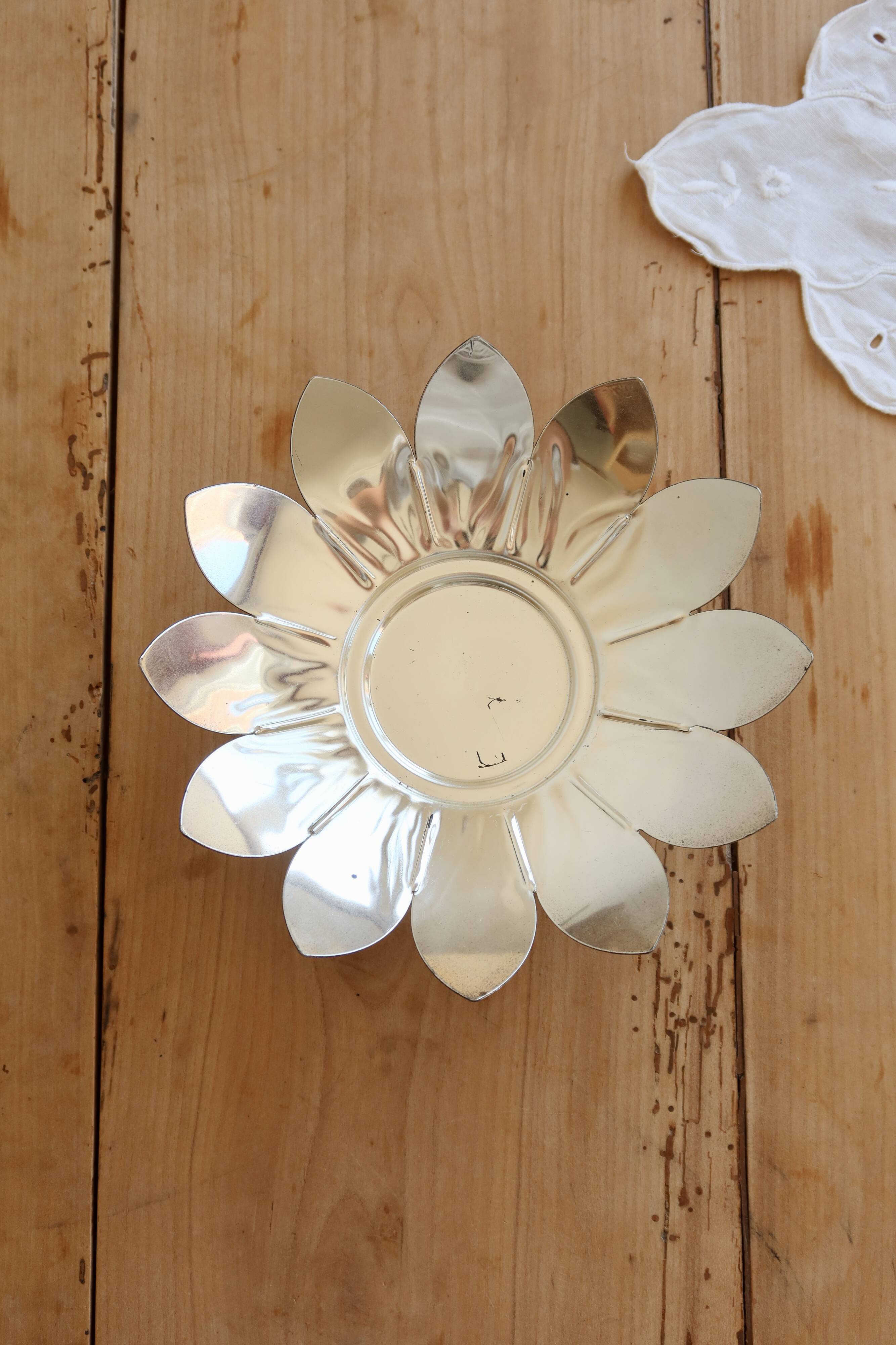 Vintage silver-plated metal dish in the shape of a flower - Decorative catch-all tray