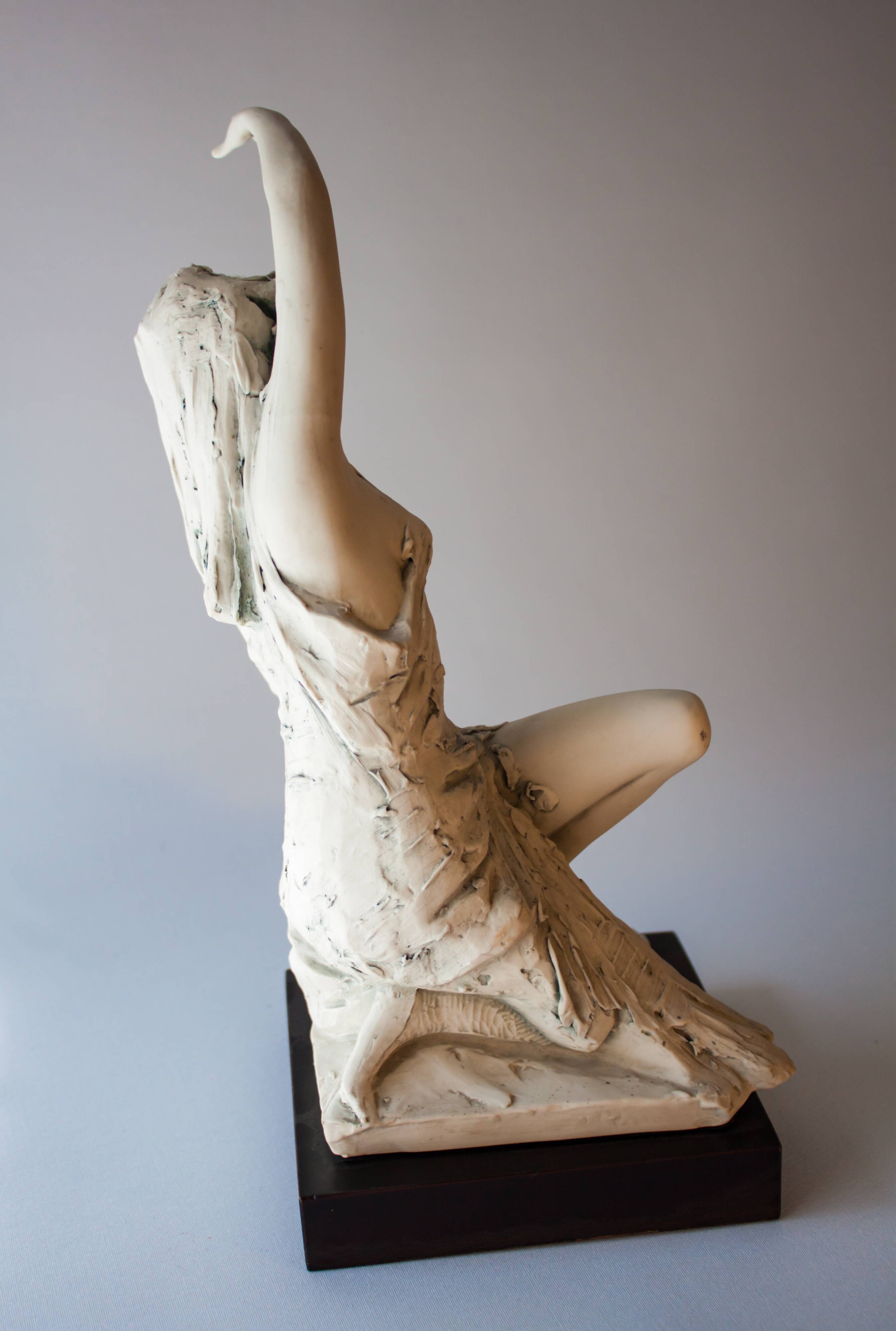 Original sculpture. Figura femenina de porcelana. Contemporary sculpture