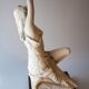 Sculpture contemporaine en porcelaine figurant une femme