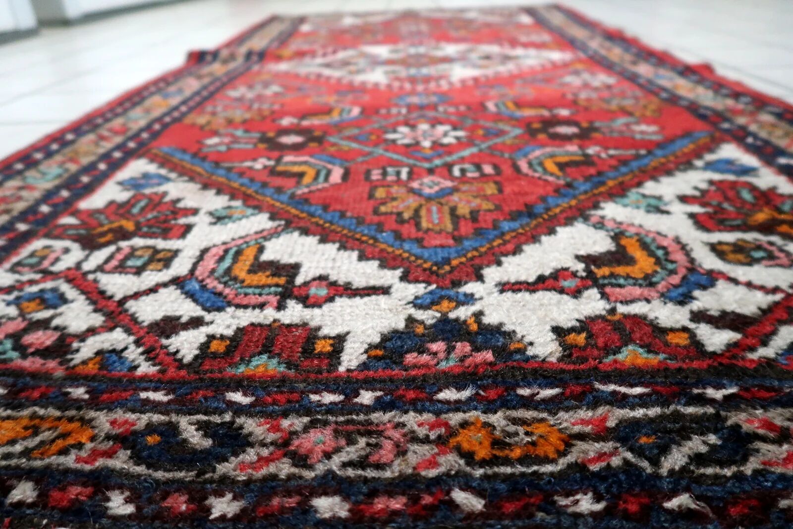 1920s Handmade Vintage Wool Medallion Rug, Red, 93 × 202 cm - 1C1292