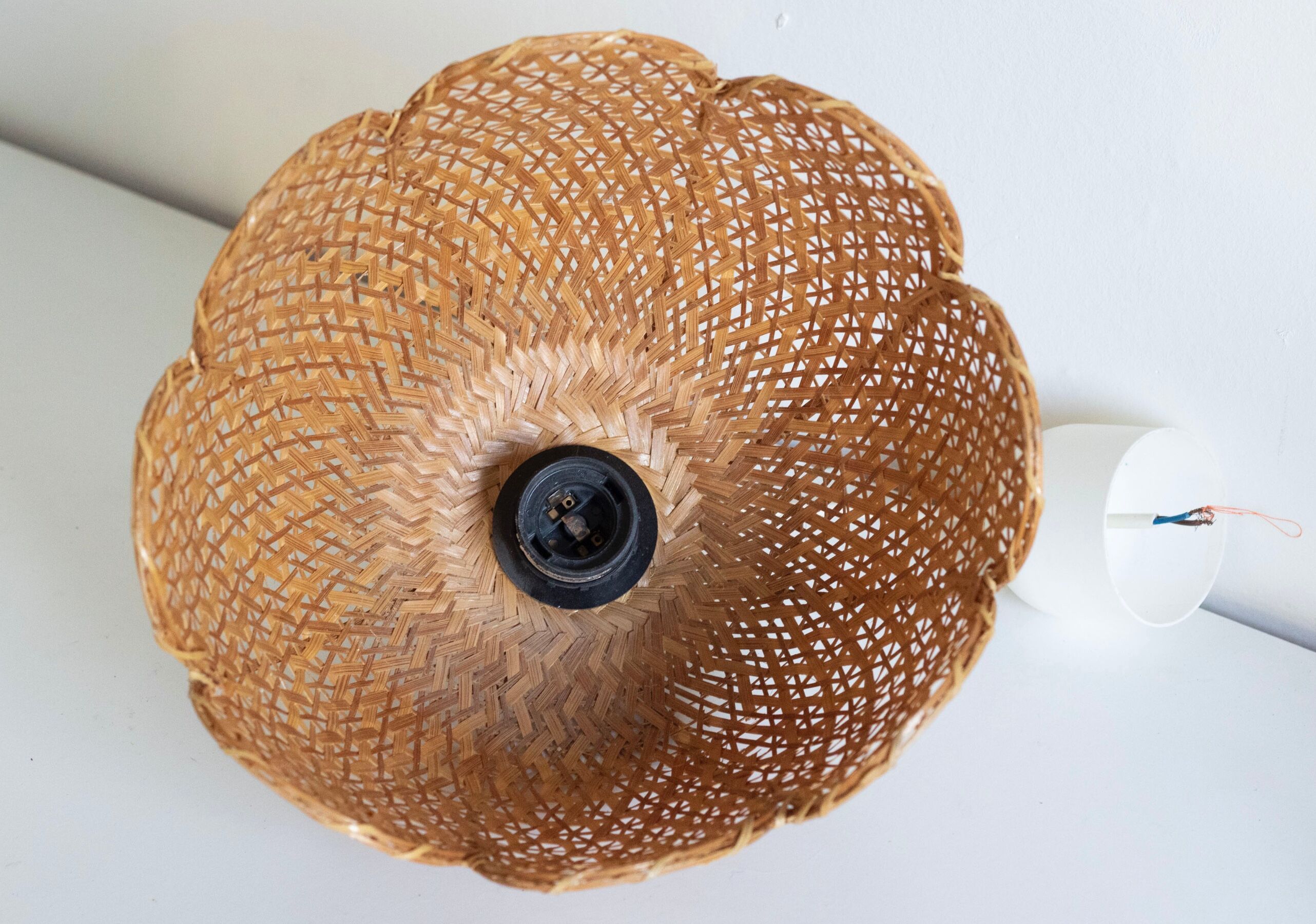 Vintage flower suspension in wicker rattan