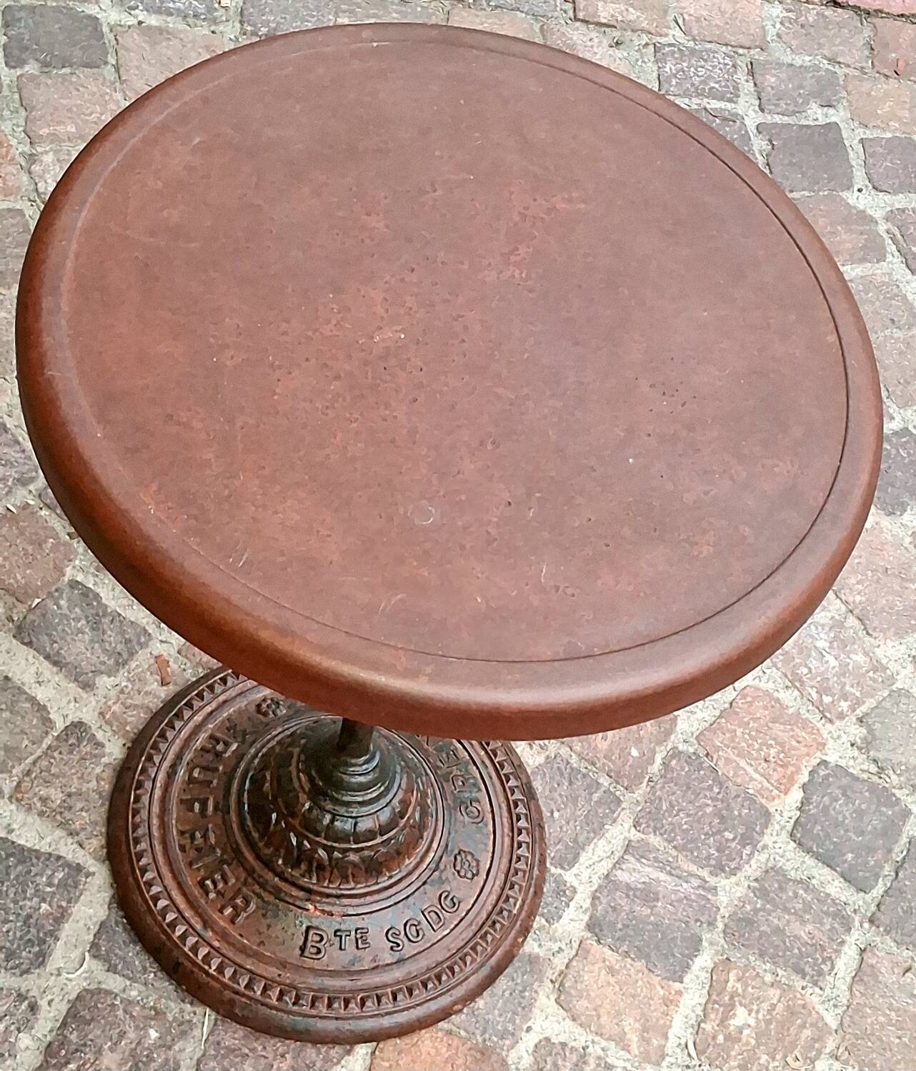 Old bistro guéridon table bar restaurant