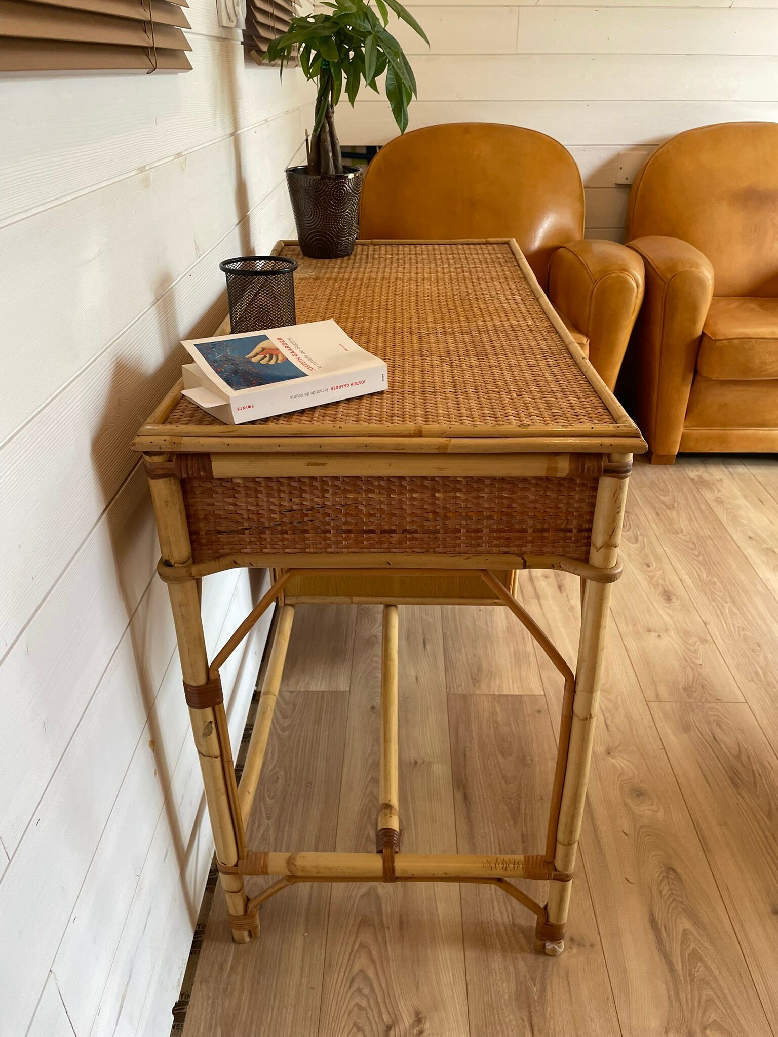 Vintage rattan and woven wicker desk with 4 drawers – Centrepiece – Style
