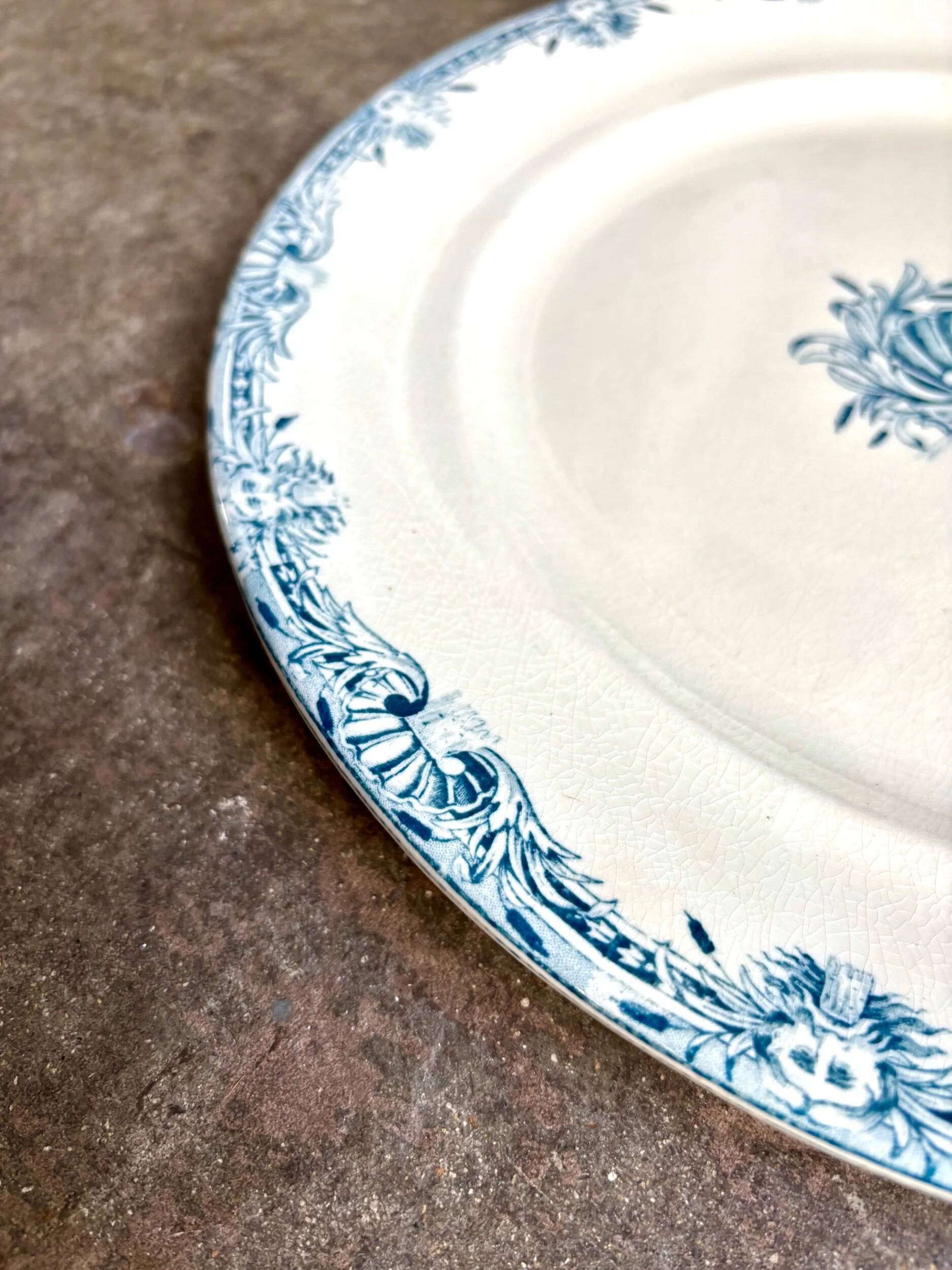 Plat rond Emile Bourgeois en terre de fer bleue