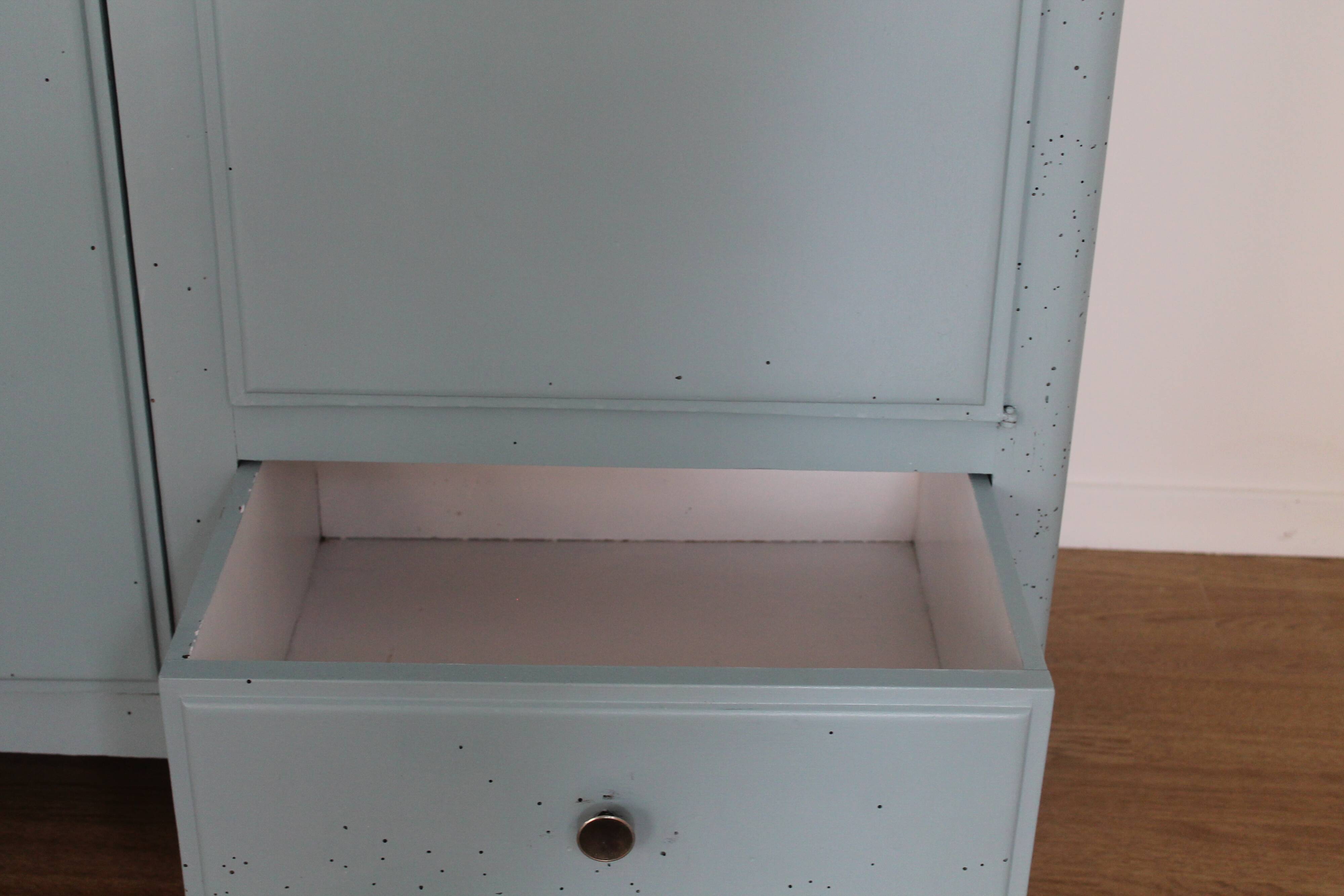 Asymmetrical wardrobe typical of the 50