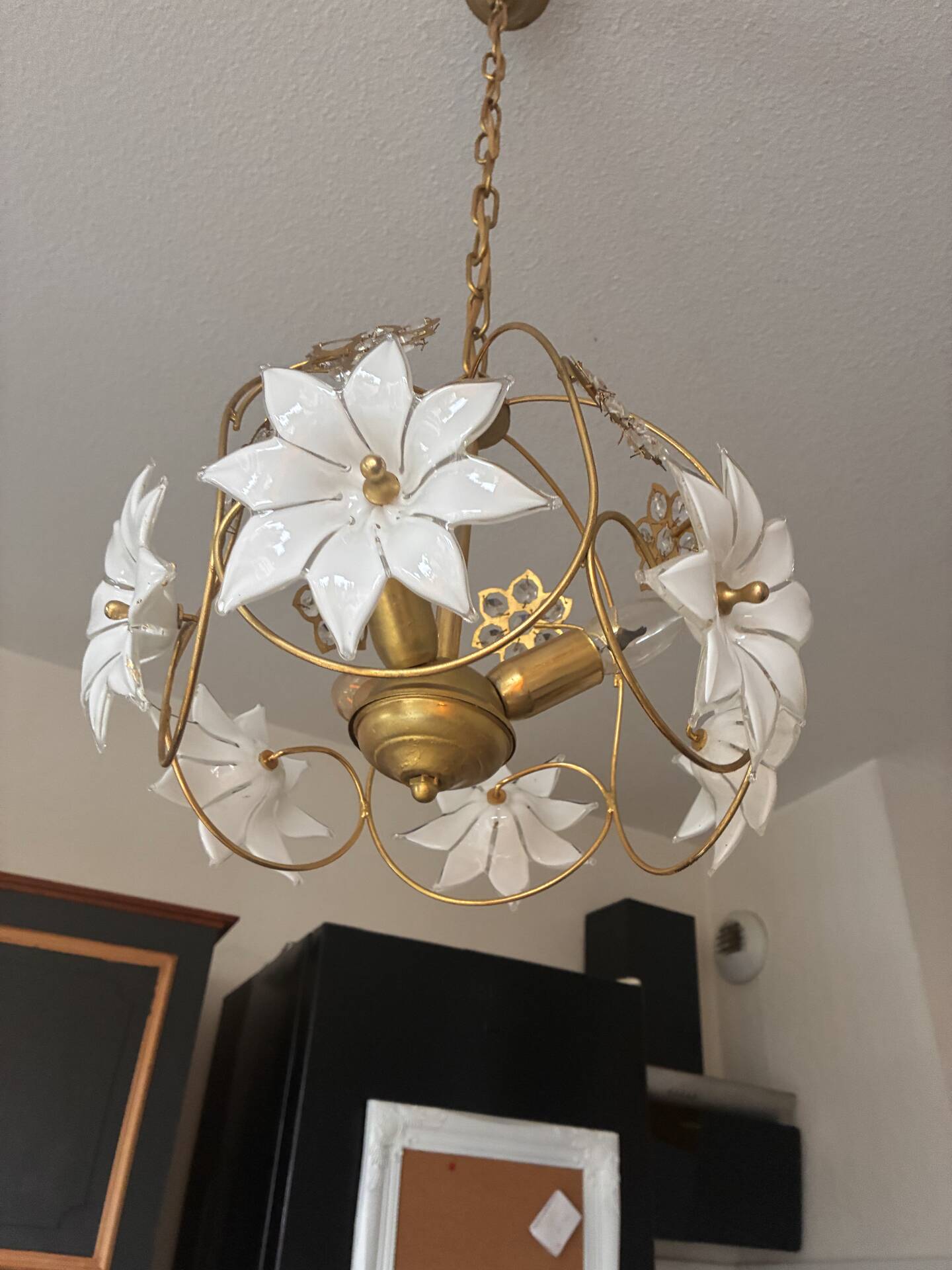 Lustre vintage en verre de Murano à fleurs opaline et laiton – 1970 (É