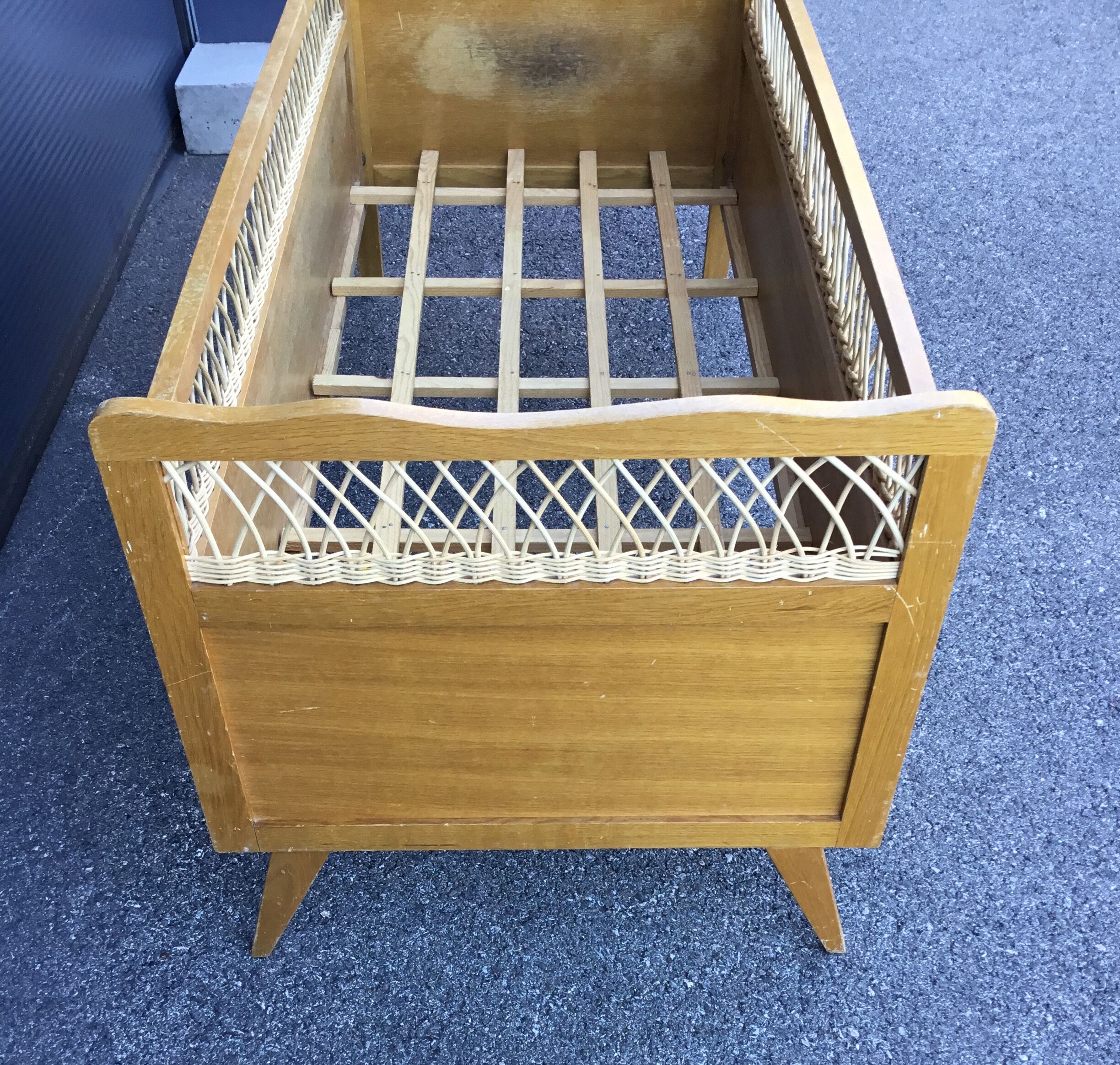Lit pour bébé en bois et osier