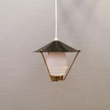 Lampe suspendue danoise des années 50-60 en laiton, métal et avec abat-jour en verre blanc laiteux.