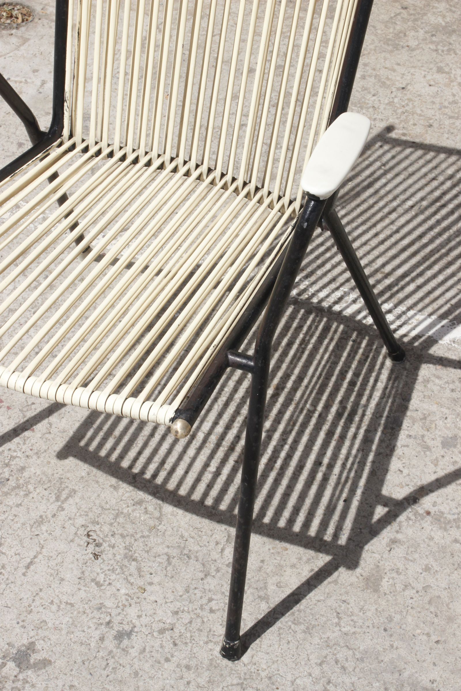 Fauteuil fer forgé, laiton & scoubidou, France 1950s