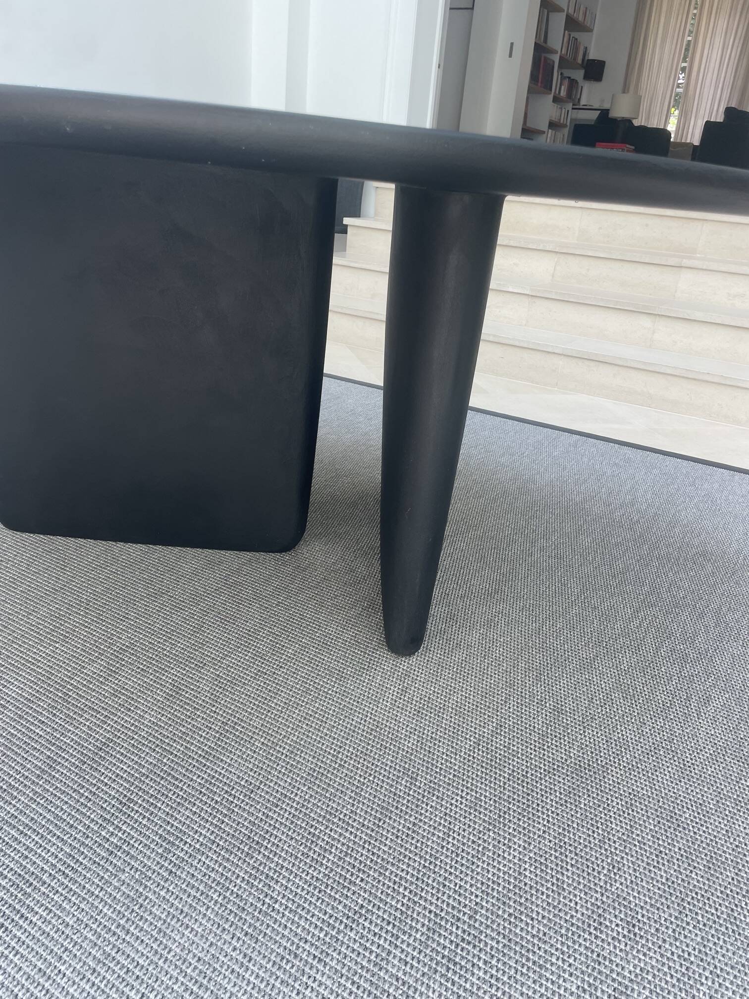 Black round table Tobi-Ishi B&B Italia design Edward Barber + Jay Osgerby