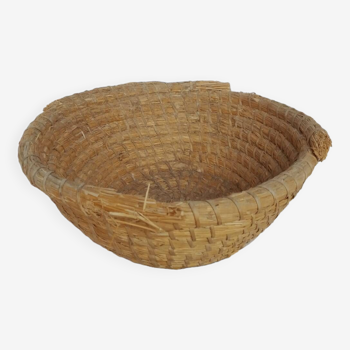 Woven straw basket