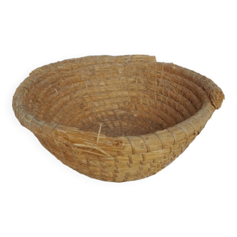 Woven straw basket