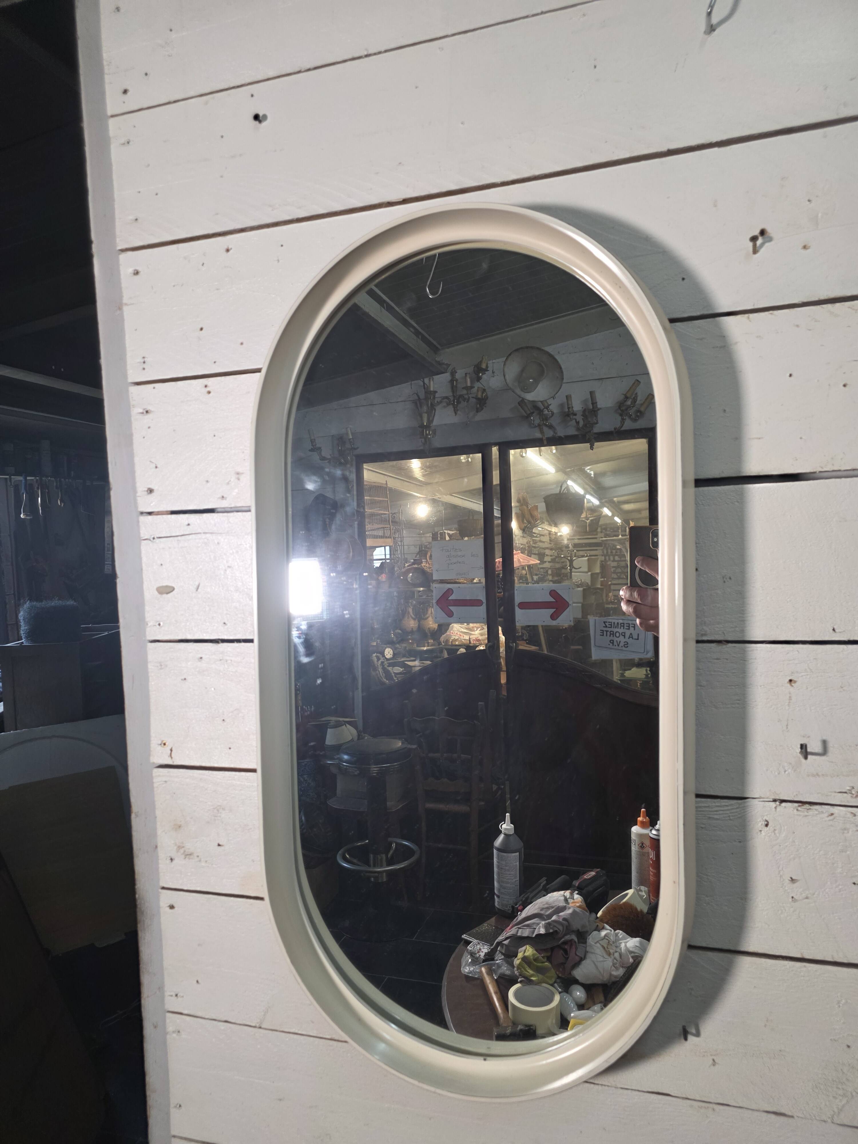 Oval mirror in white lacquer from the 1970s.