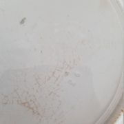 Plat céramique blanc et vert décors fleurs et papillons