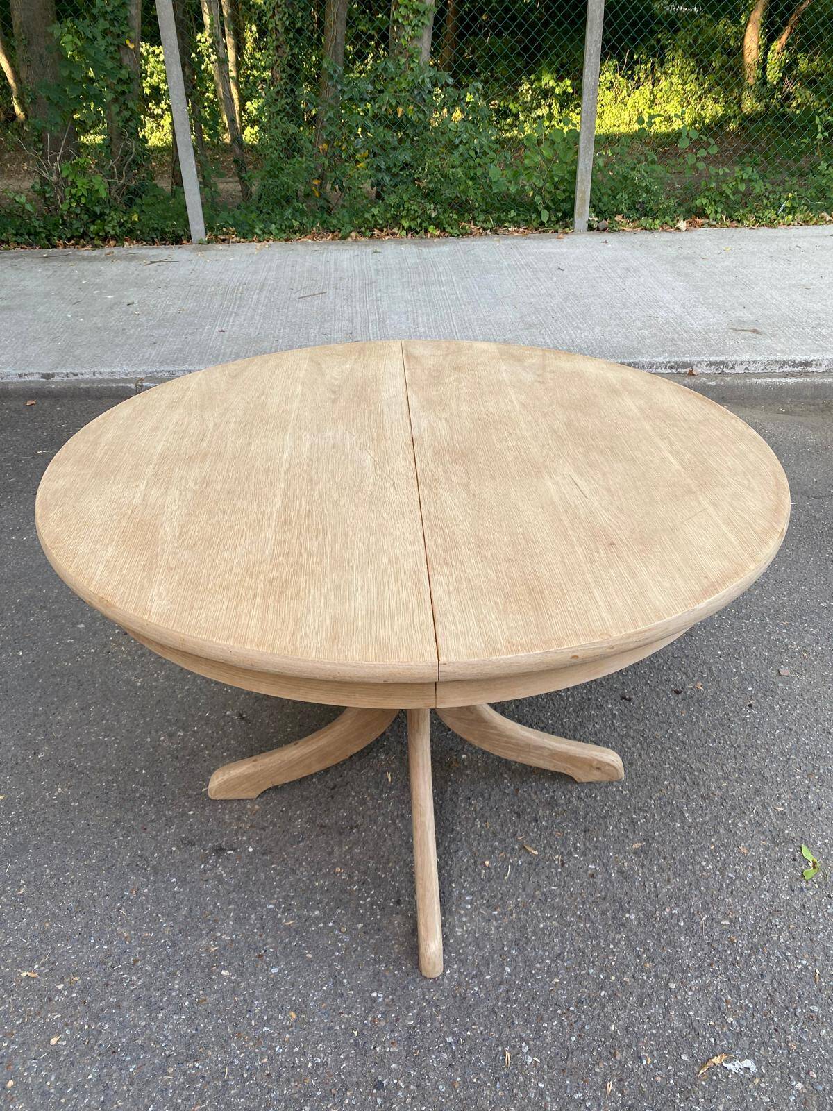 Renovated Scandinavian dining table in solid oak with a central leg from the 1970s.