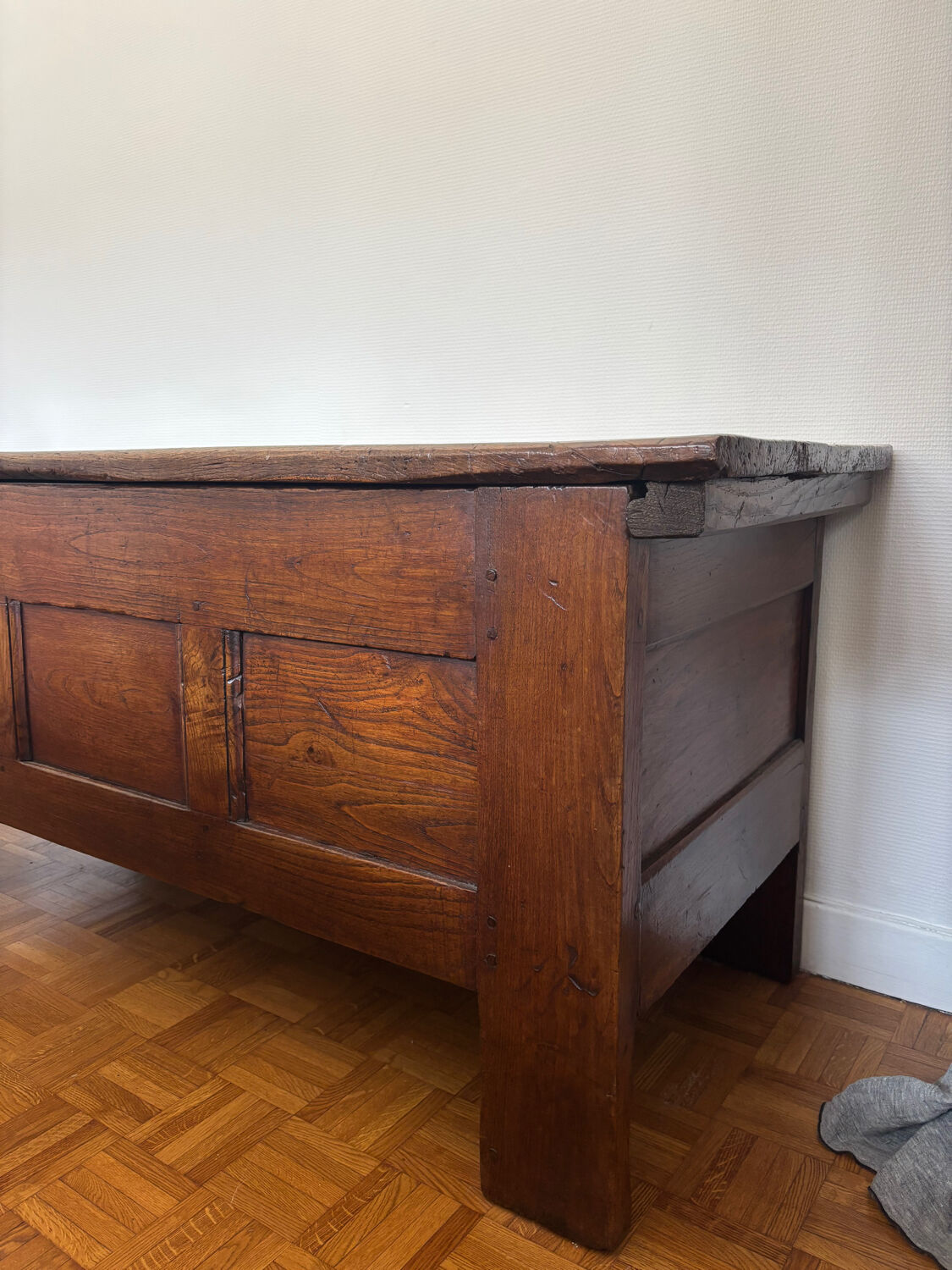 Grand coffre ancien en chêne massif – XIXe – belle patine d’origine