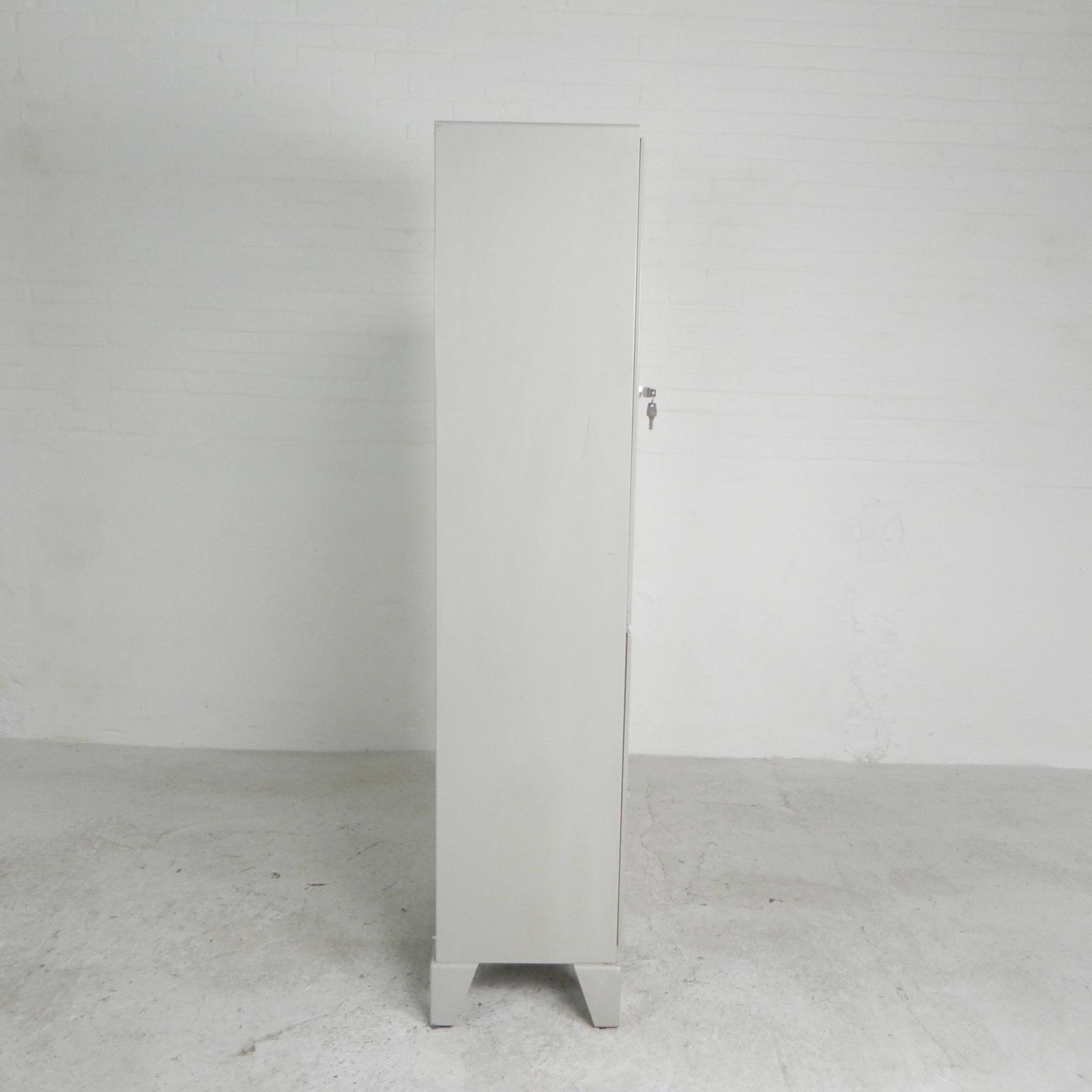 Steel doctor's cabinet, medicine cabinet, Oostwoud, 1960s