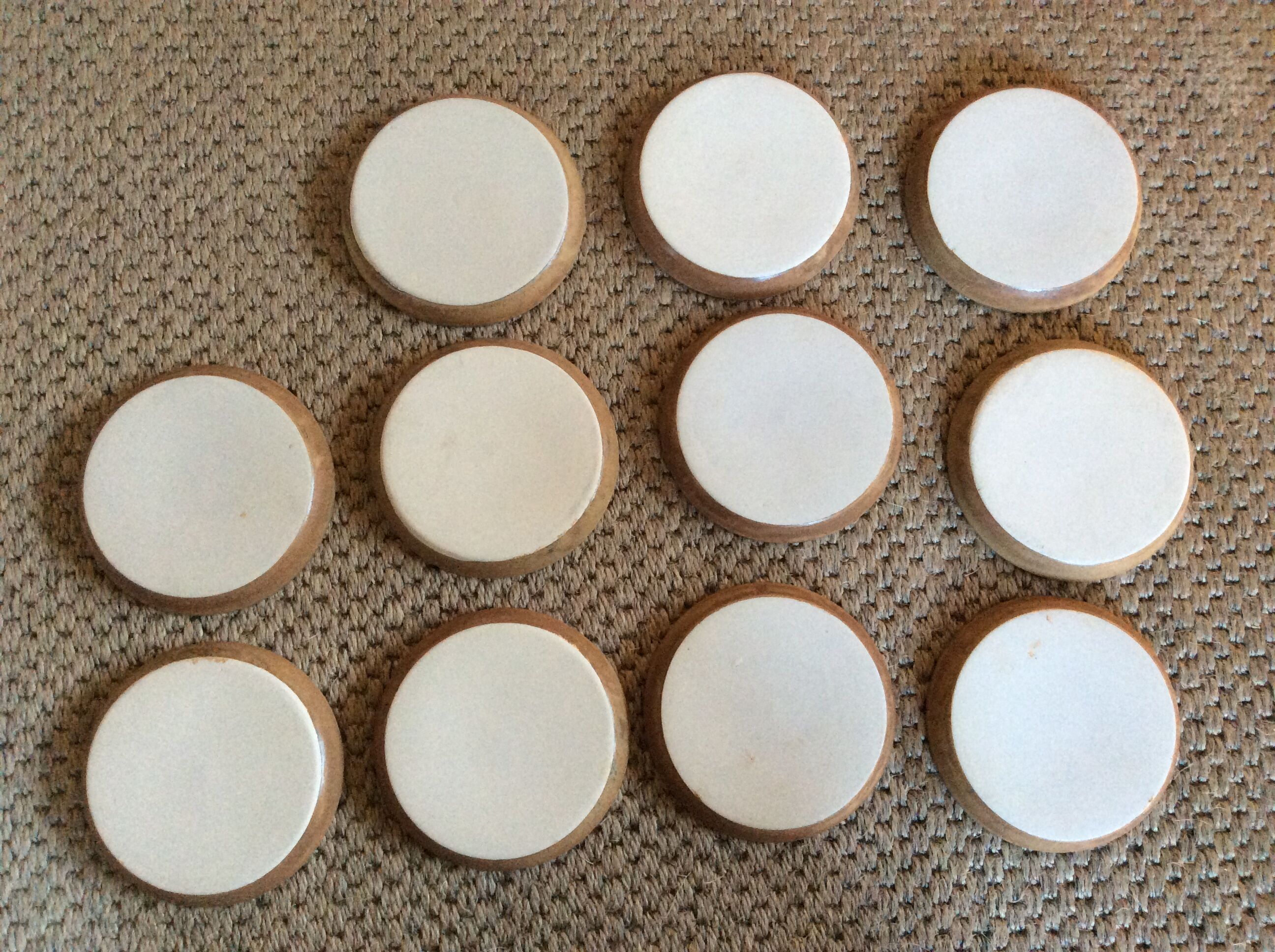 Série de 11 assiettes en grès