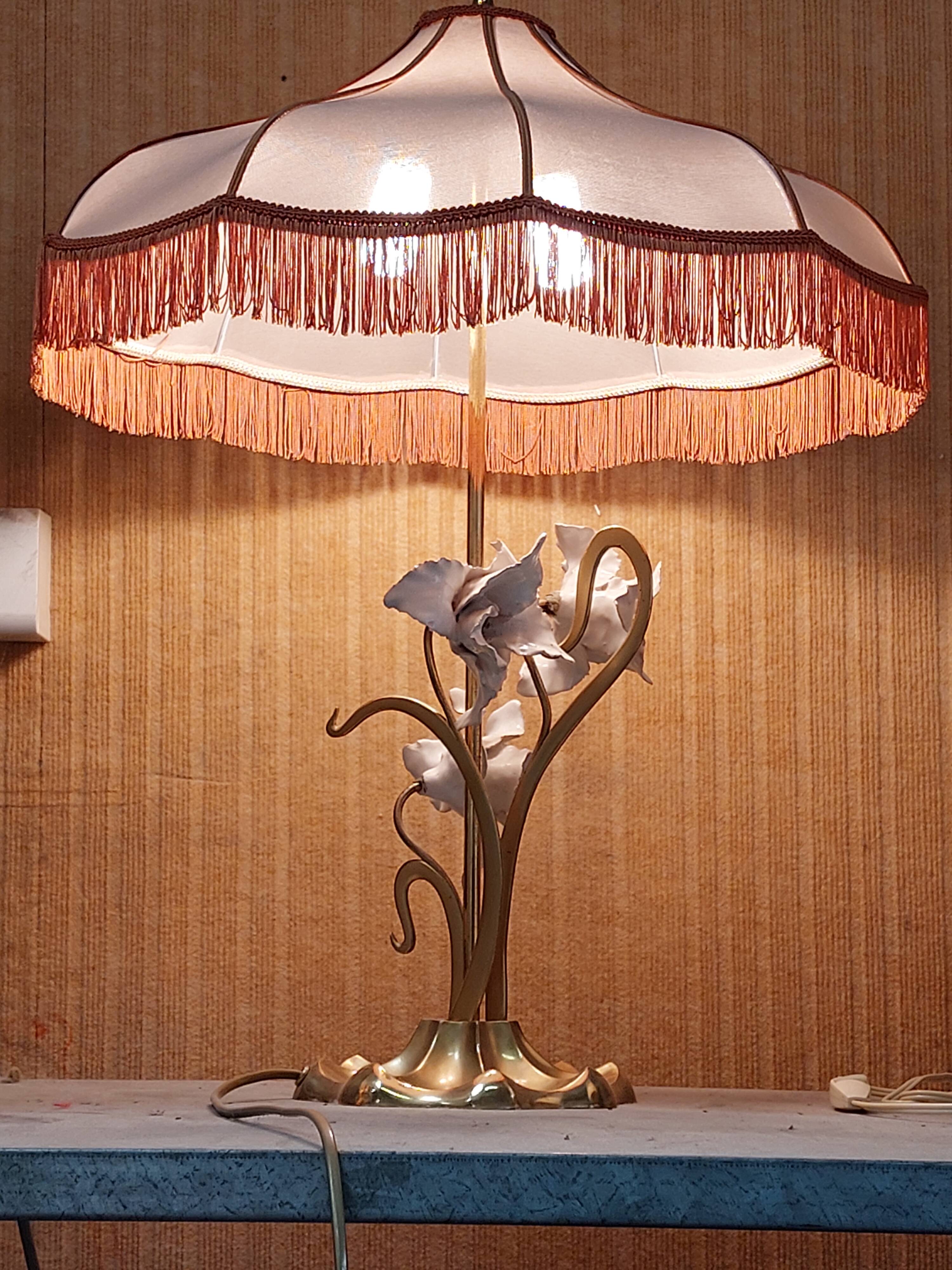 Large gilded brass lamp with white porcelain fleur-de-lis decoration