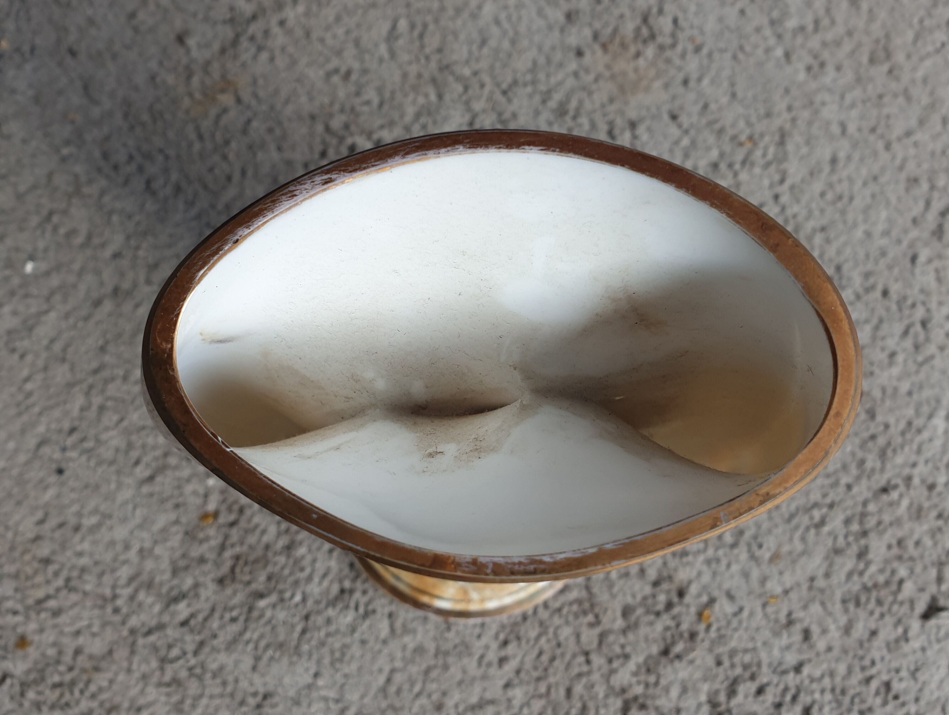 Vase en porcelaine doré mordoré