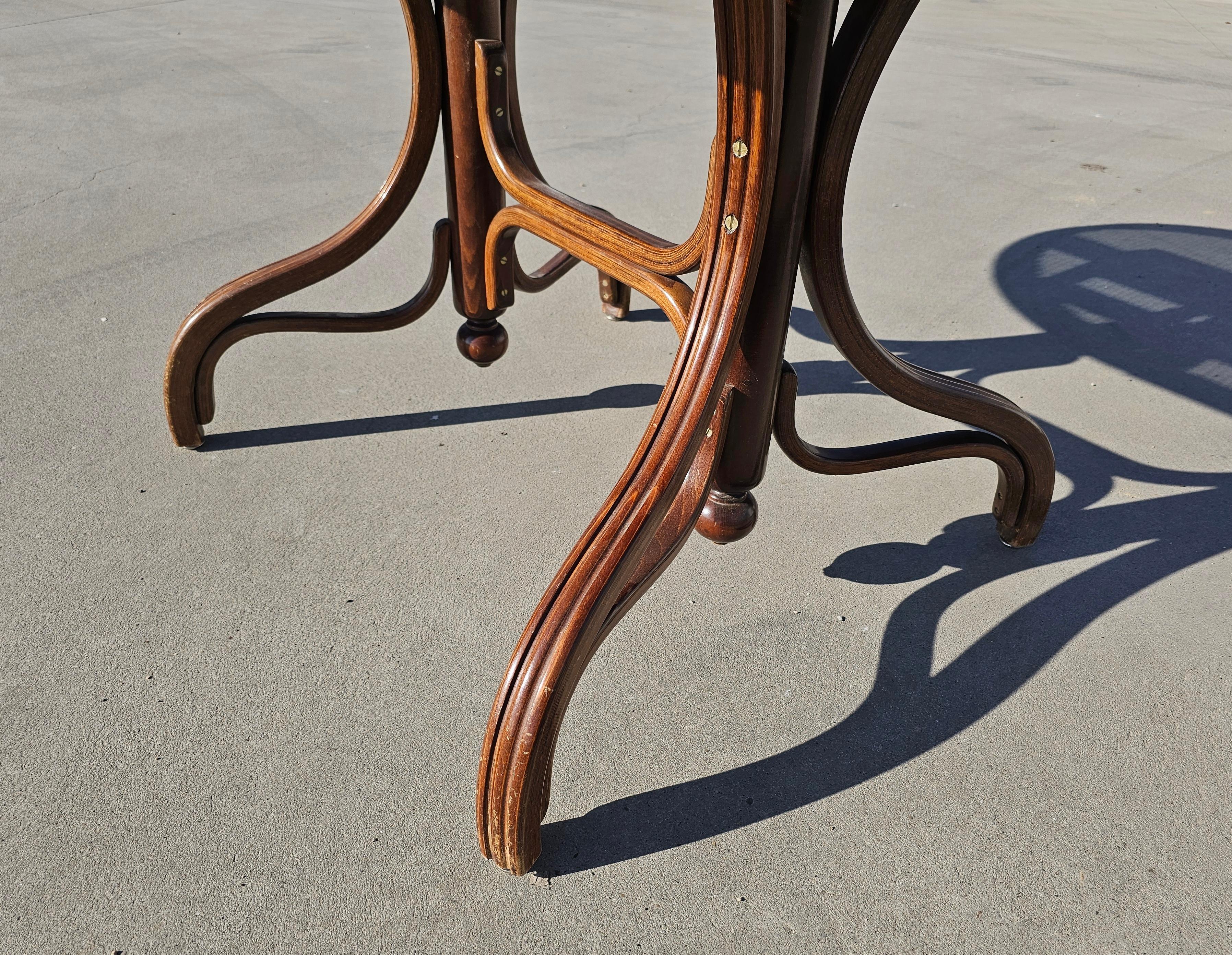 Table à manger vintage avec plateau en rotin par Mundus, années 1960