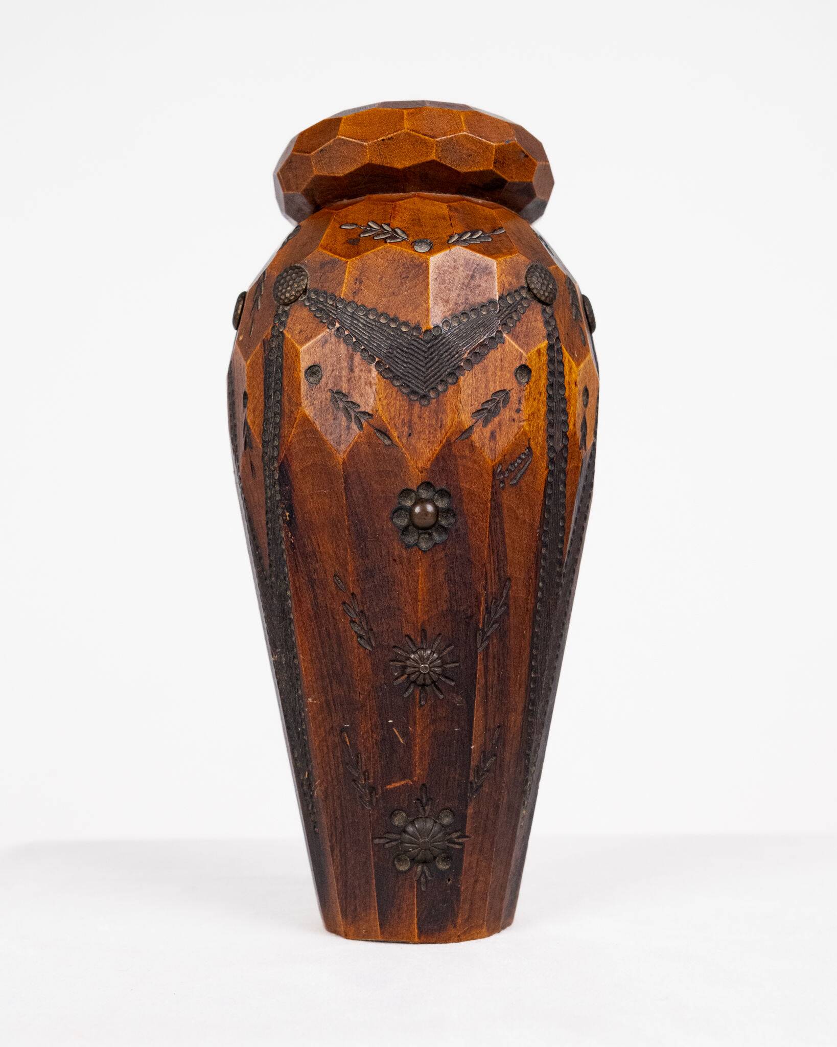 Vase breton en bois sculpté et laiton, Bretagne, France, 1960s