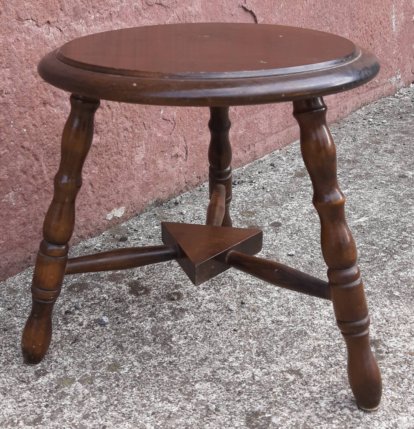 Tabouret bas tripode en bois.