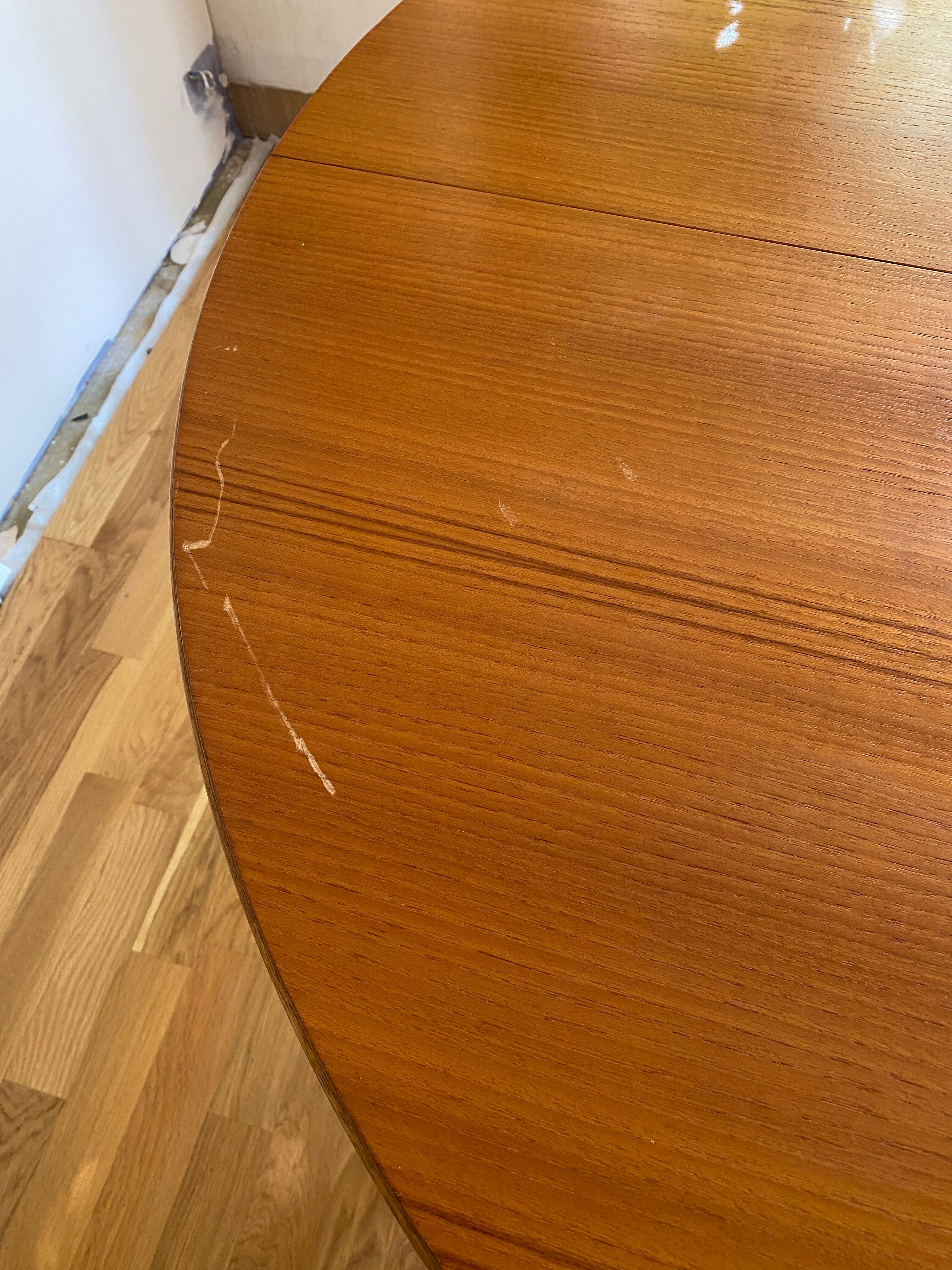 Extendable teak round table