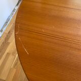 Extendable teak round table