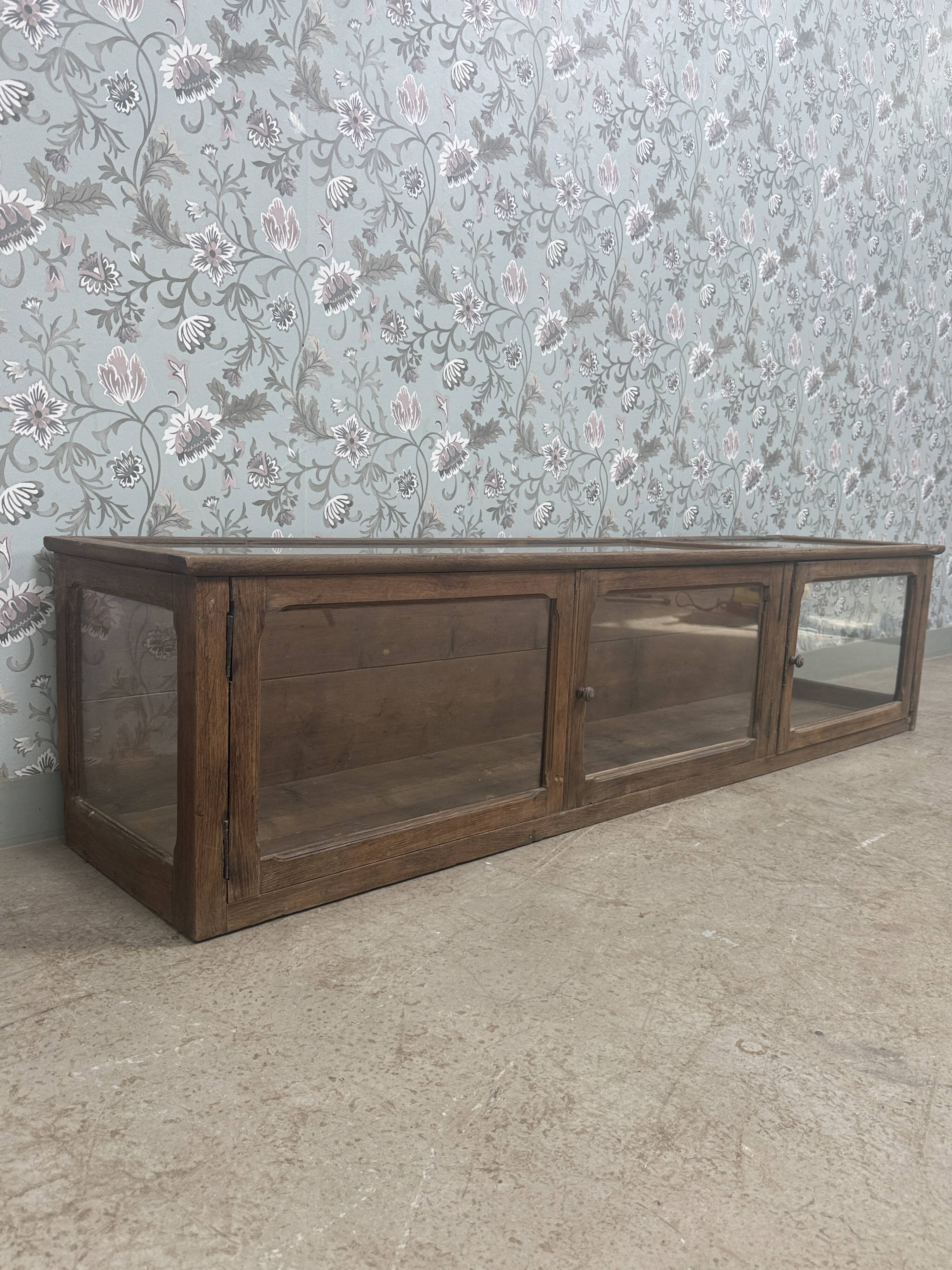 Antique shop display cabinet in oak (renovated)