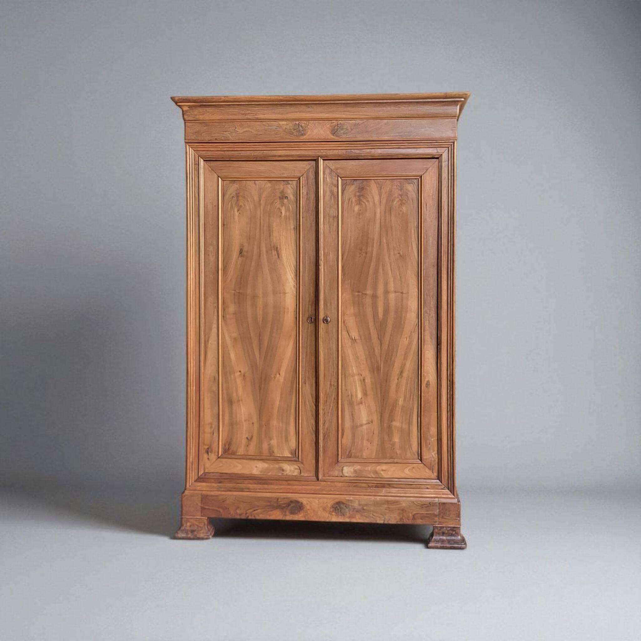 Armoire Louis Philippe en noyer