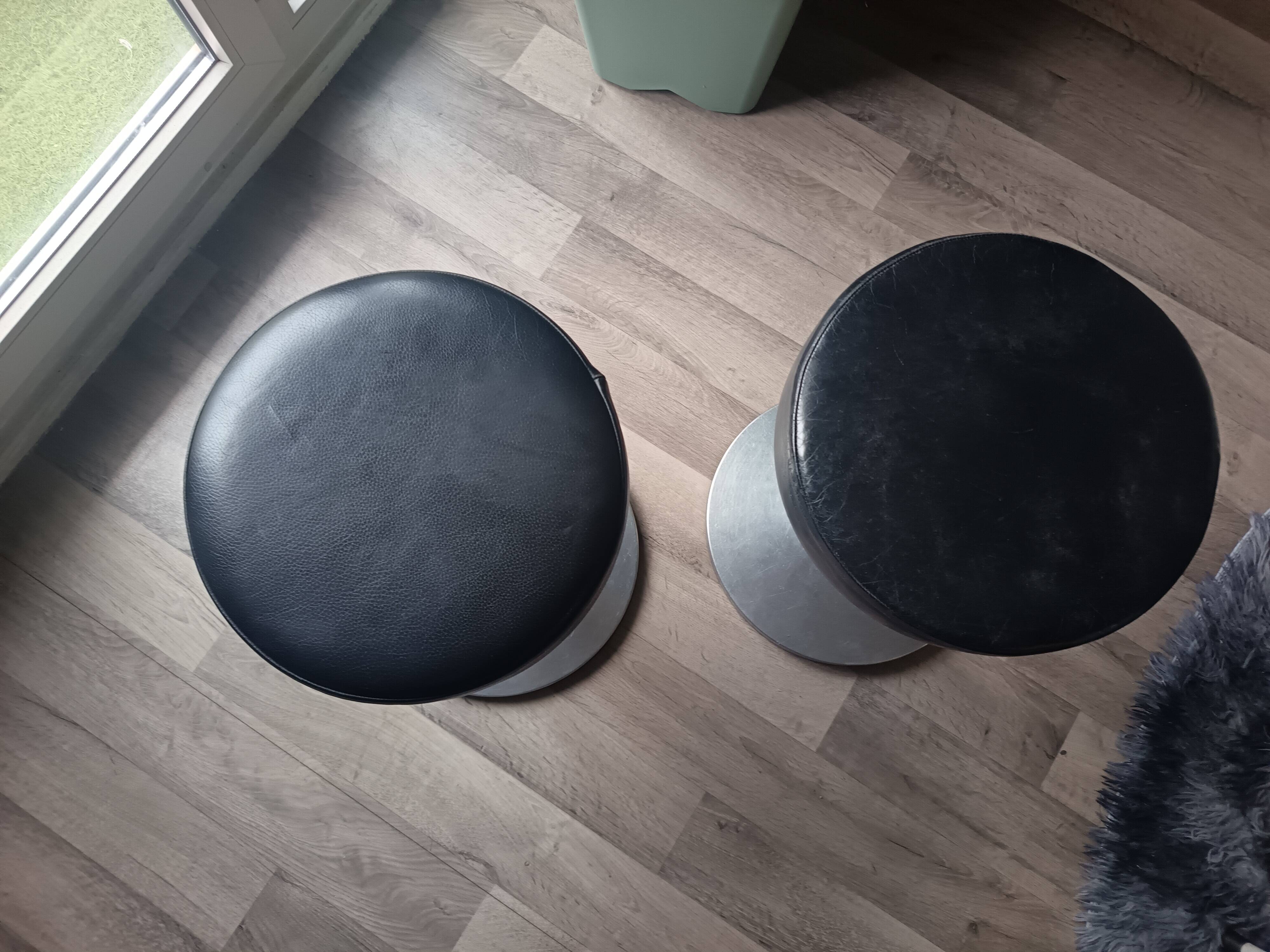 Dry Martini table and stool set