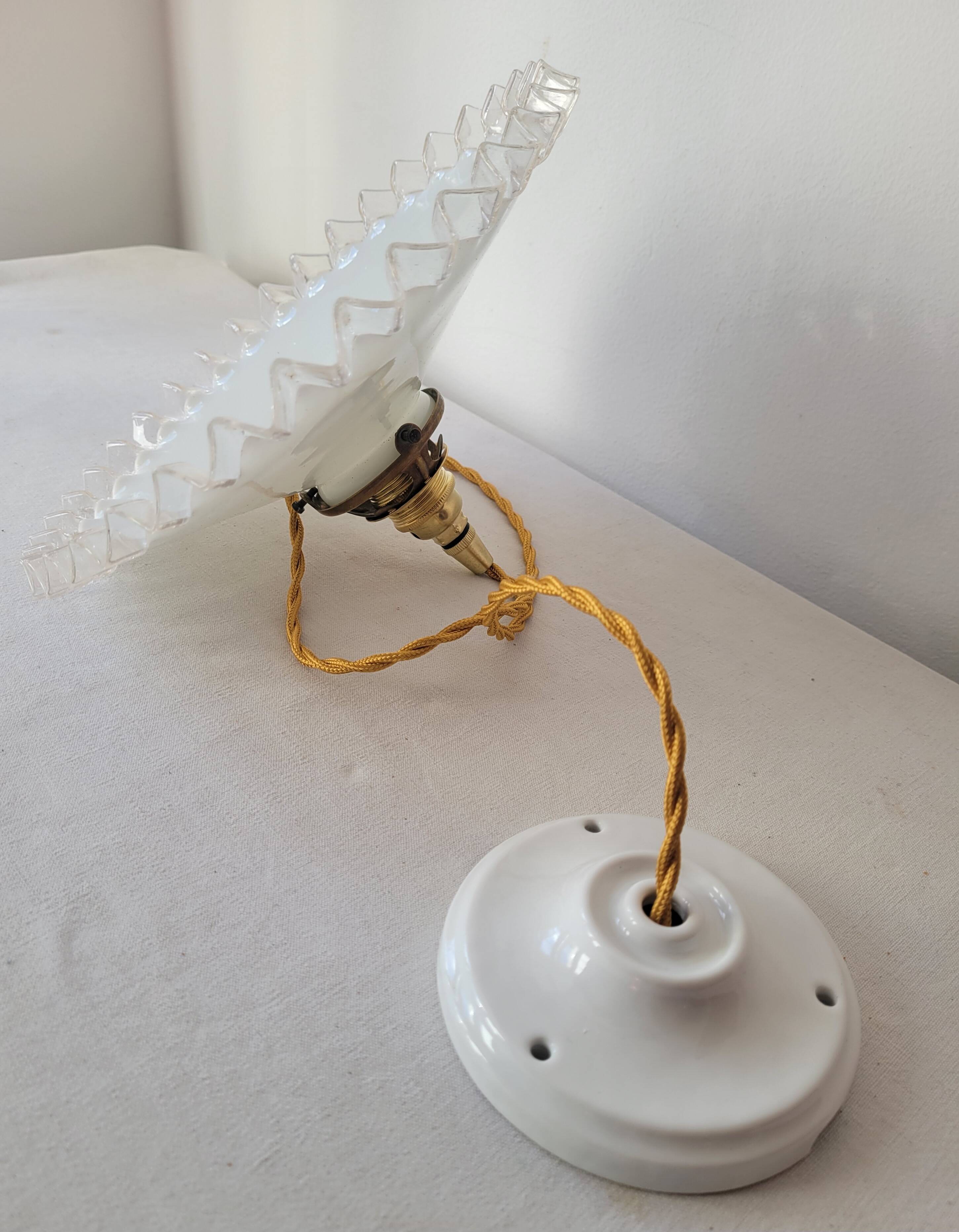 Pendant in serrated opaline