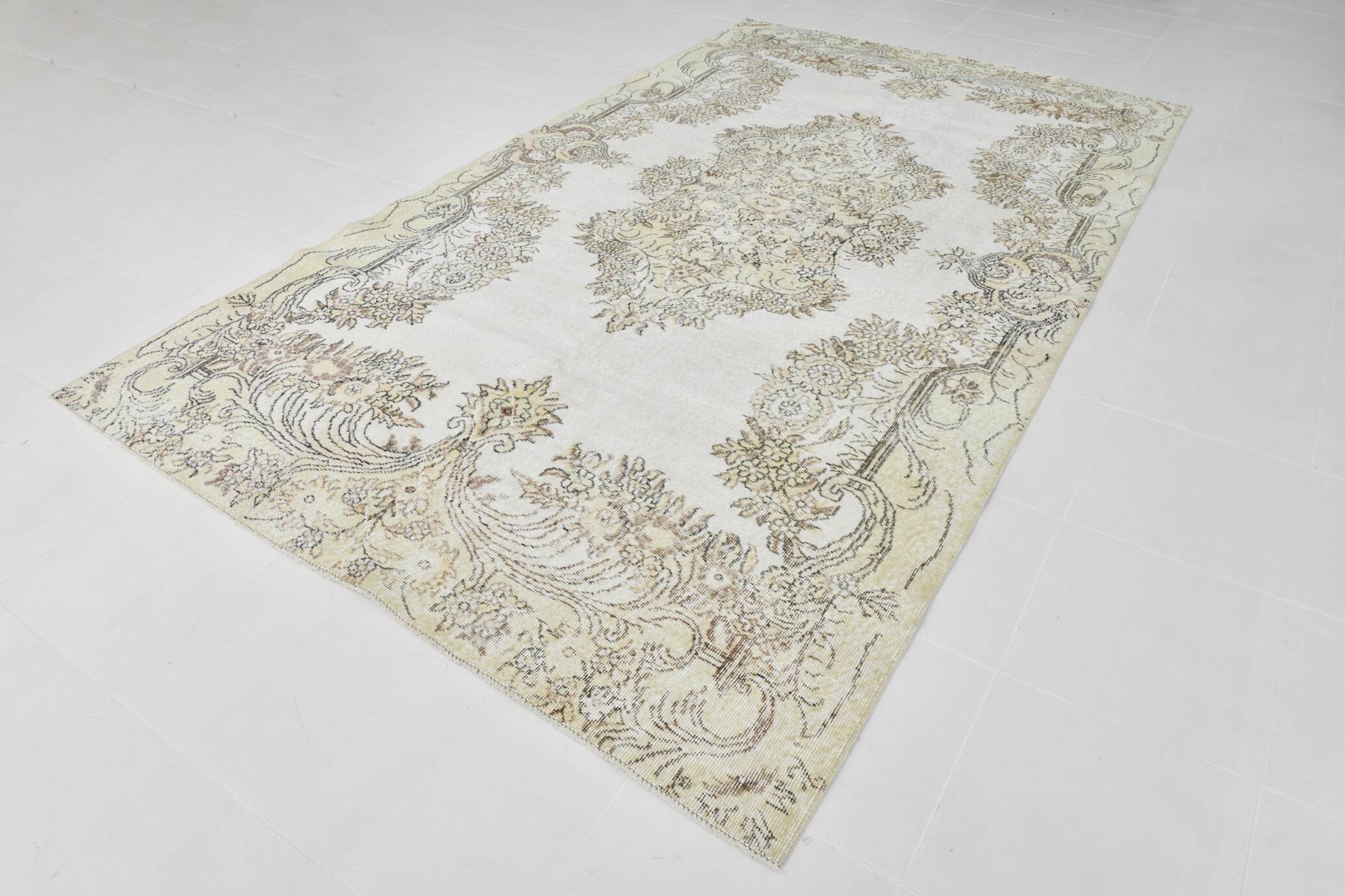 Tapis Persan Vintage Crème Fait Main, Élégance Florale Classique, 194x328