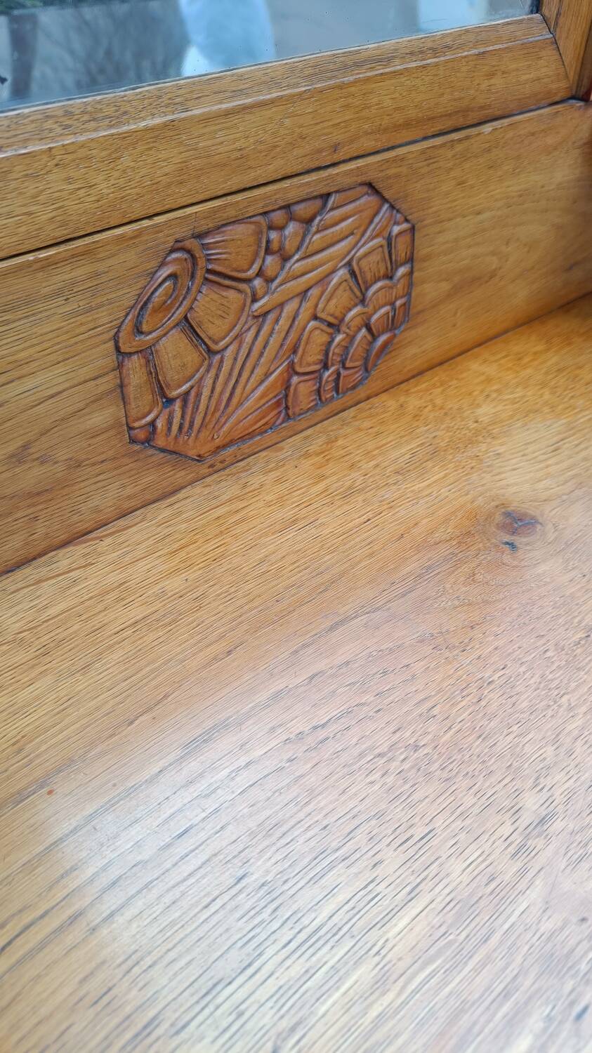 Art Deco hairdresser with bevelled mirror