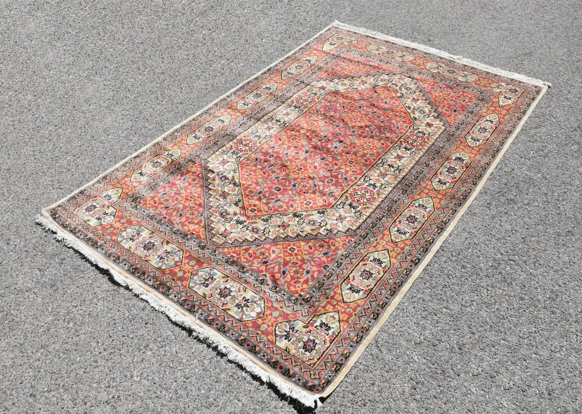 Jihangie wool and silk oriental carpet : 1.28 x 1.90 m